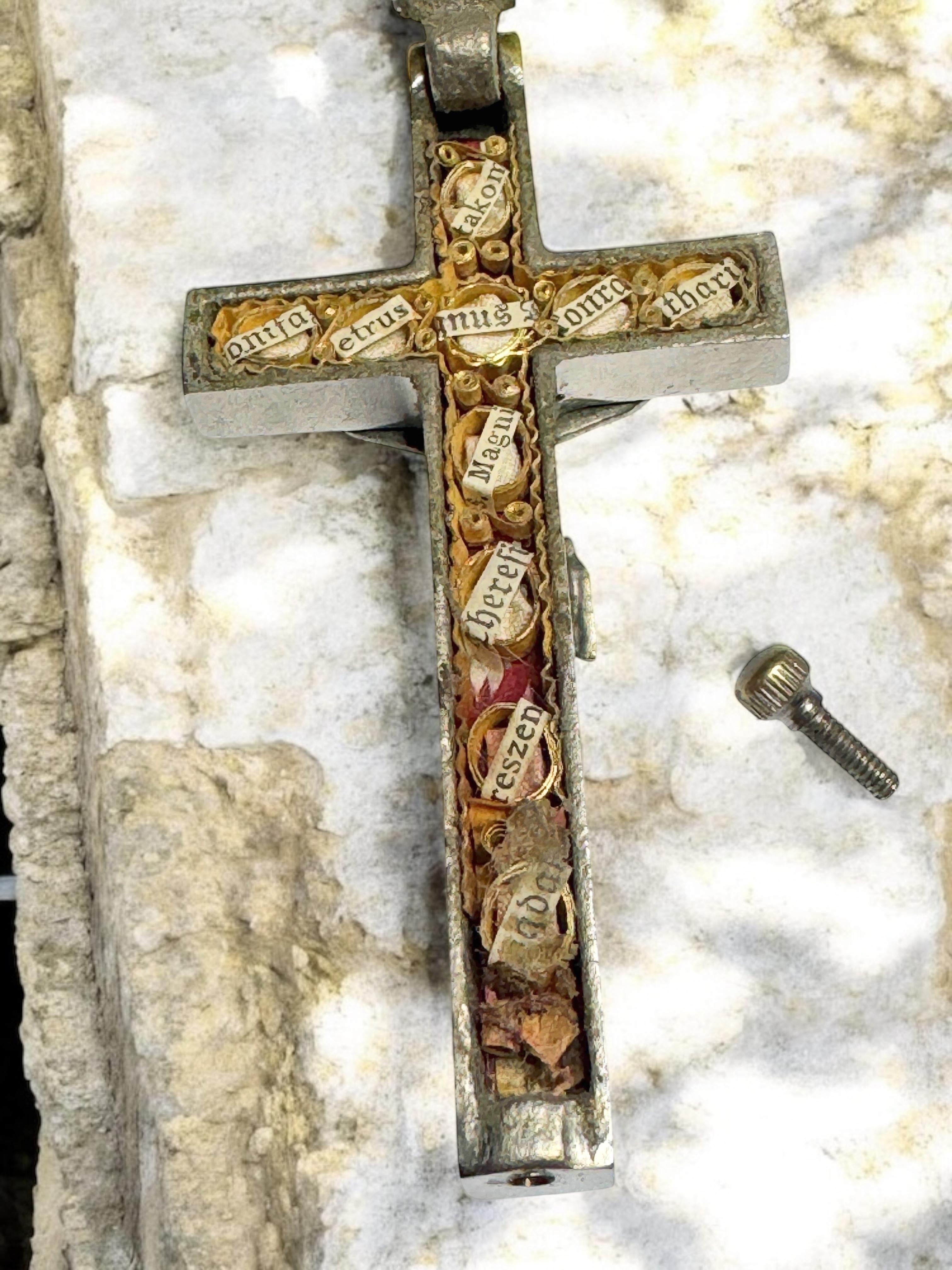 Grande ciondolo antico cattolico a forma di crocifisso con 10 reliquie di santi in vendita 9
