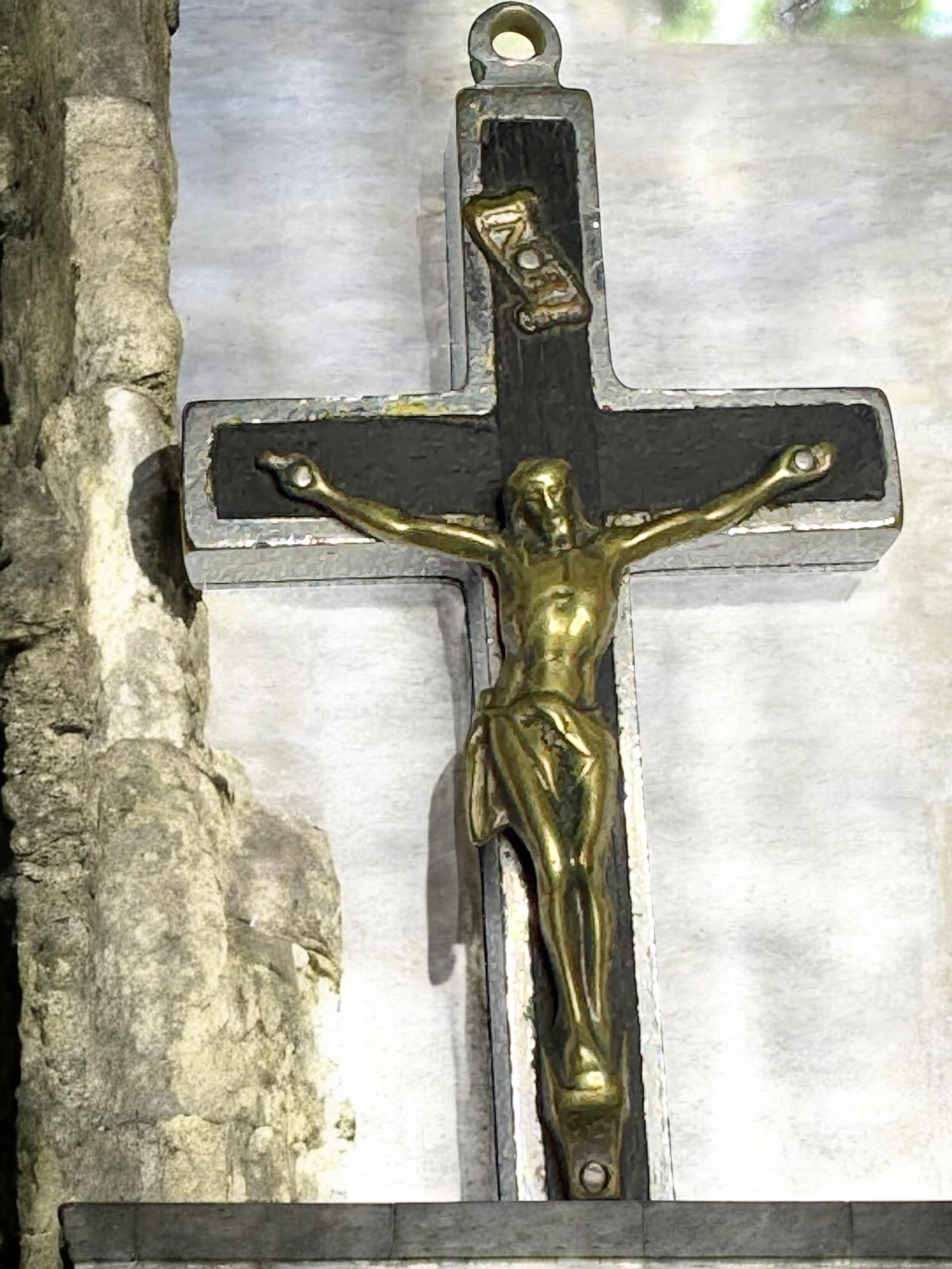 Grande ciondolo antico cattolico a forma di crocifisso con 10 reliquie di santi in vendita 10