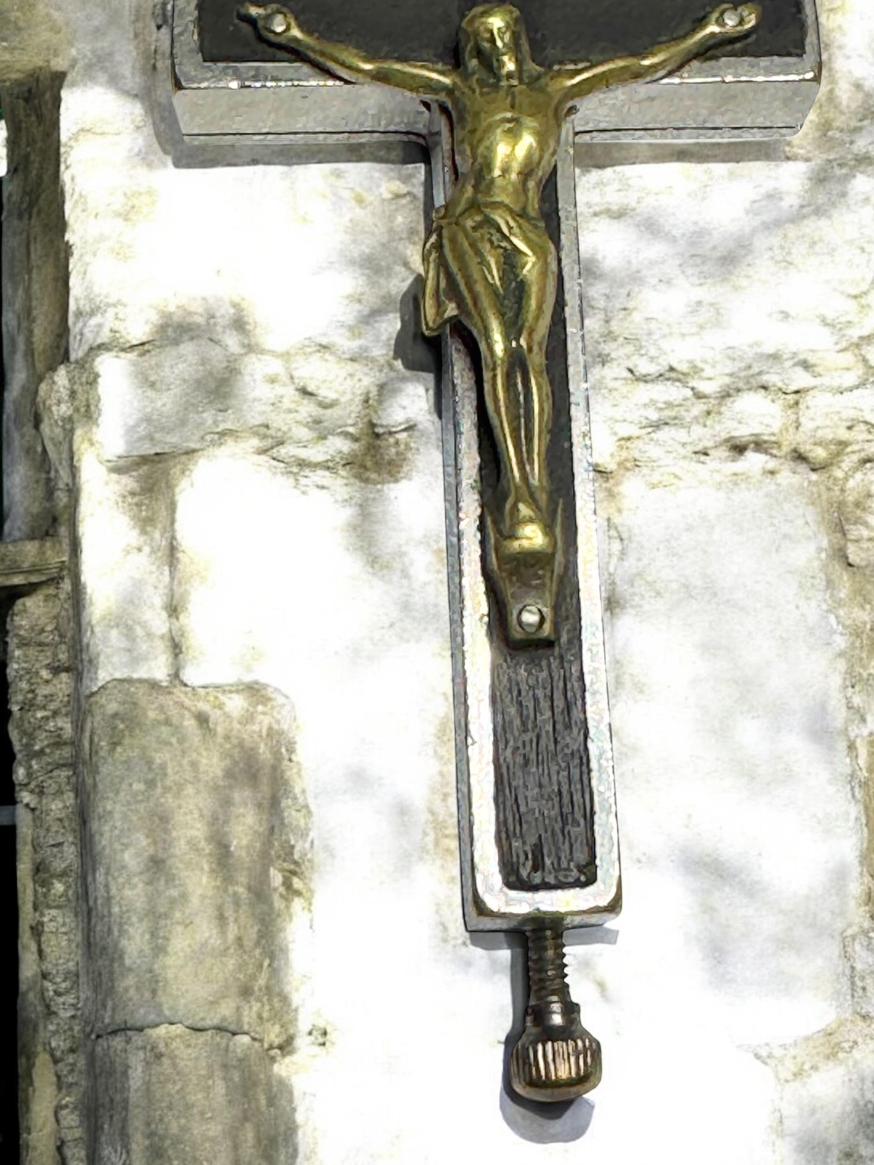 Grande ciondolo antico cattolico a forma di crocifisso con 10 reliquie di santi in vendita 11