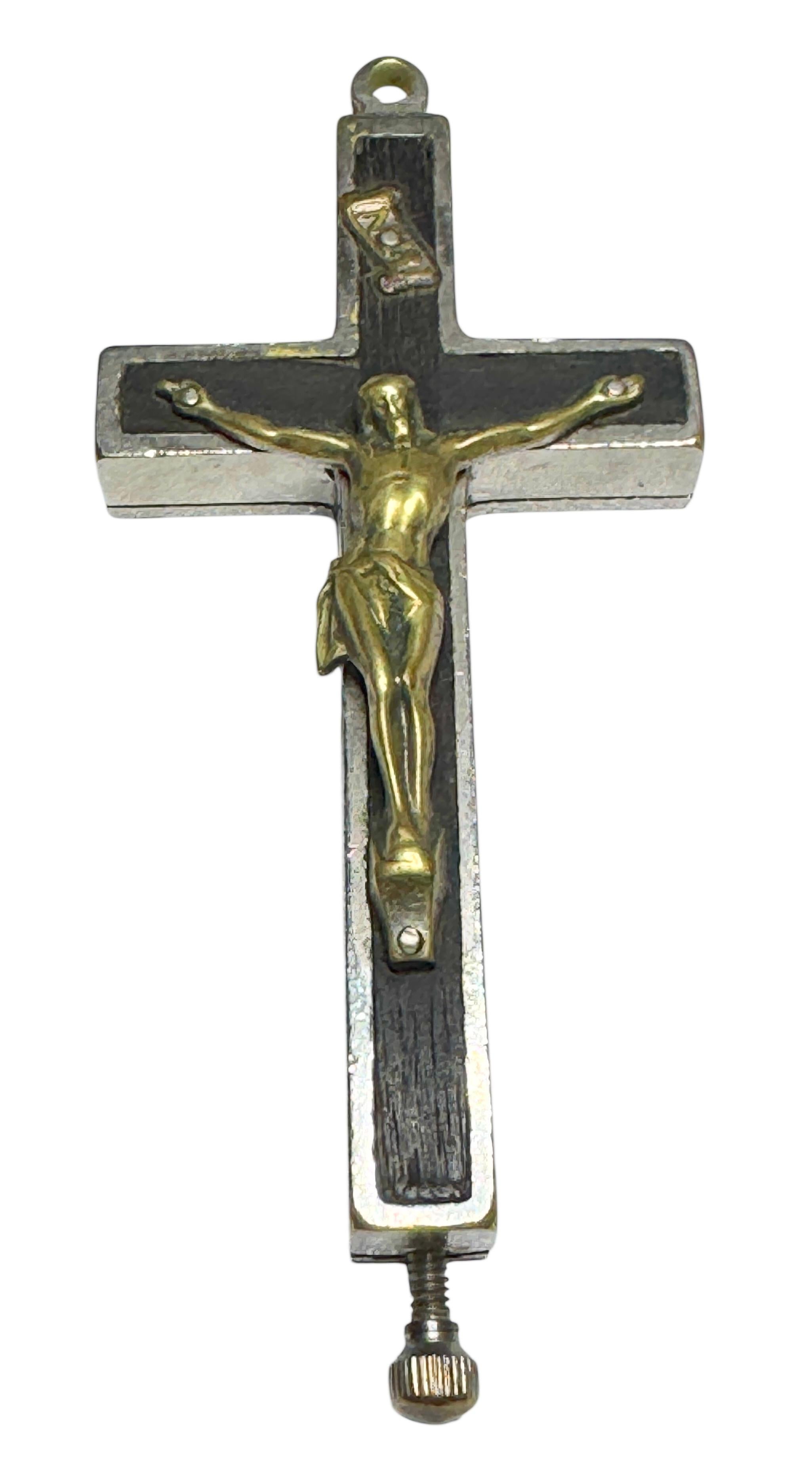 Questo antico reliquiario contiene 10 reliquie di santi con rotoli di carta e velluto rosso. È realizzato a mano in metallo.
Questa è una reliquia di terza classe. Per una migliore comprensione, le reliquie vengono suddivise in tre classificazioni.