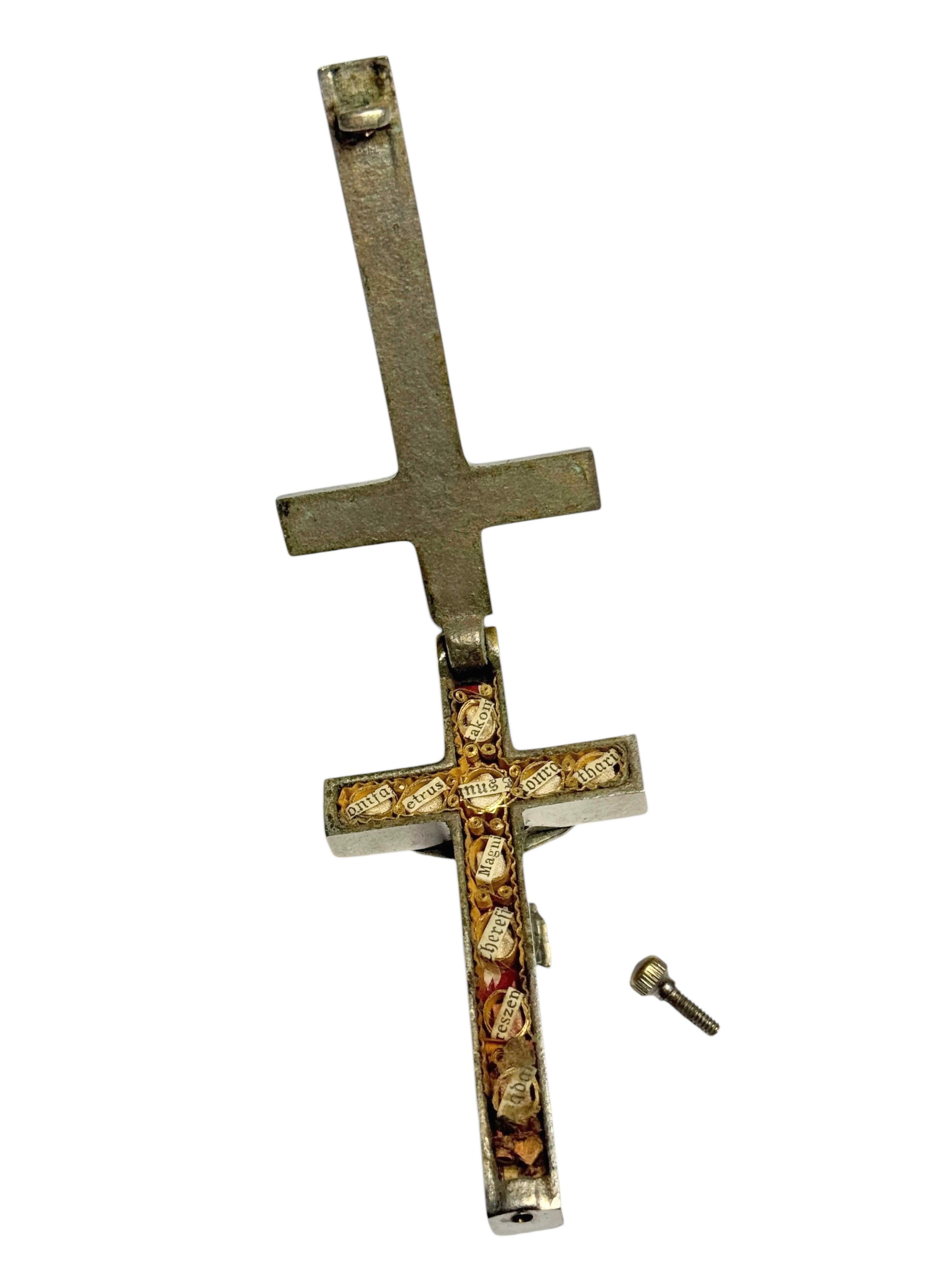 Art Nouveau Grande ciondolo antico cattolico a forma di crocifisso con 10 reliquie di santi in vendita