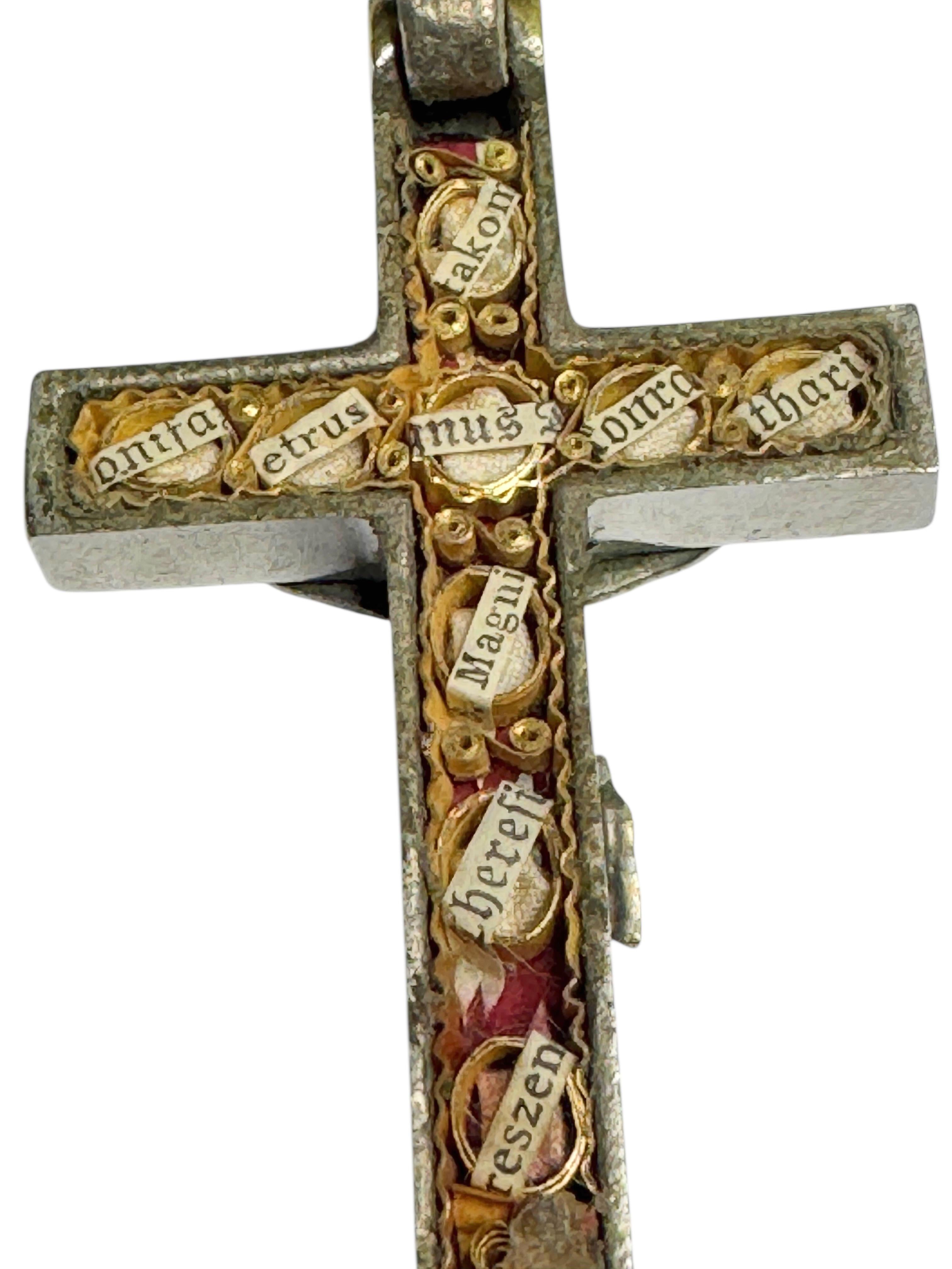 Tedesco Grande ciondolo antico cattolico a forma di crocifisso con 10 reliquie di santi in vendita