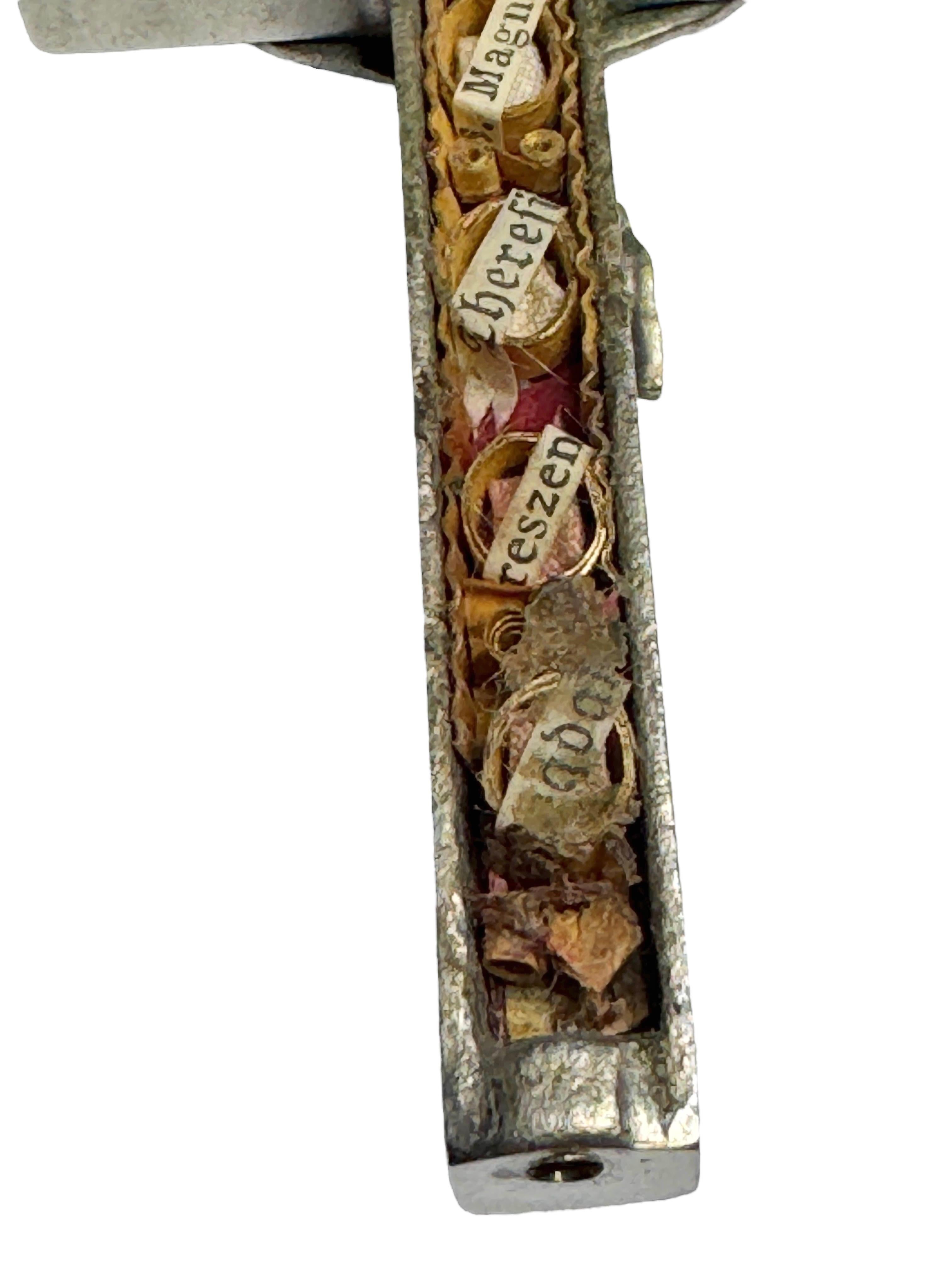 Fatto a mano Grande ciondolo antico cattolico a forma di crocifisso con 10 reliquie di santi in vendita