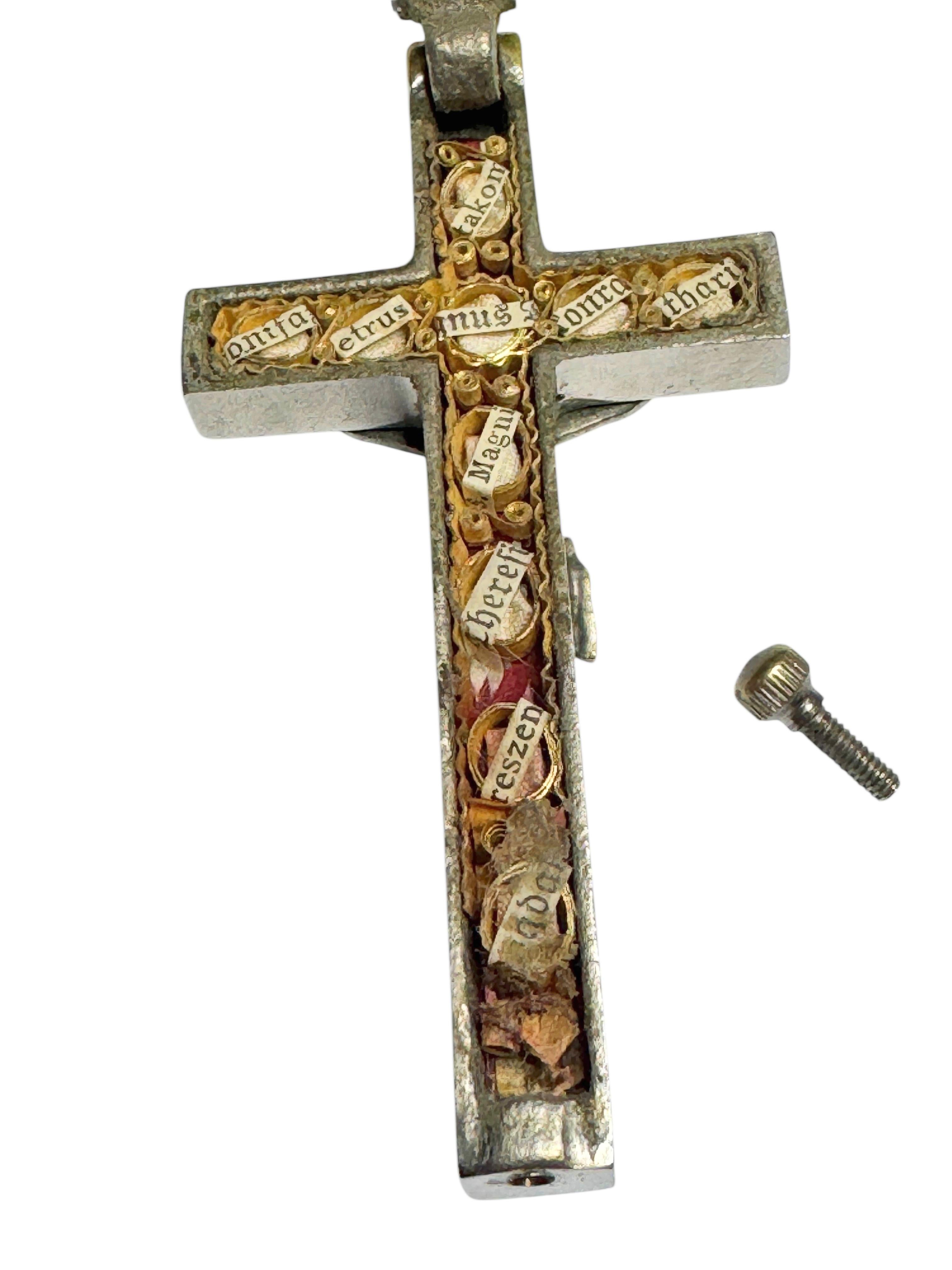 Grande ciondolo antico cattolico a forma di crocifisso con 10 reliquie di santi In condizioni buone in vendita a Nuernberg, DE