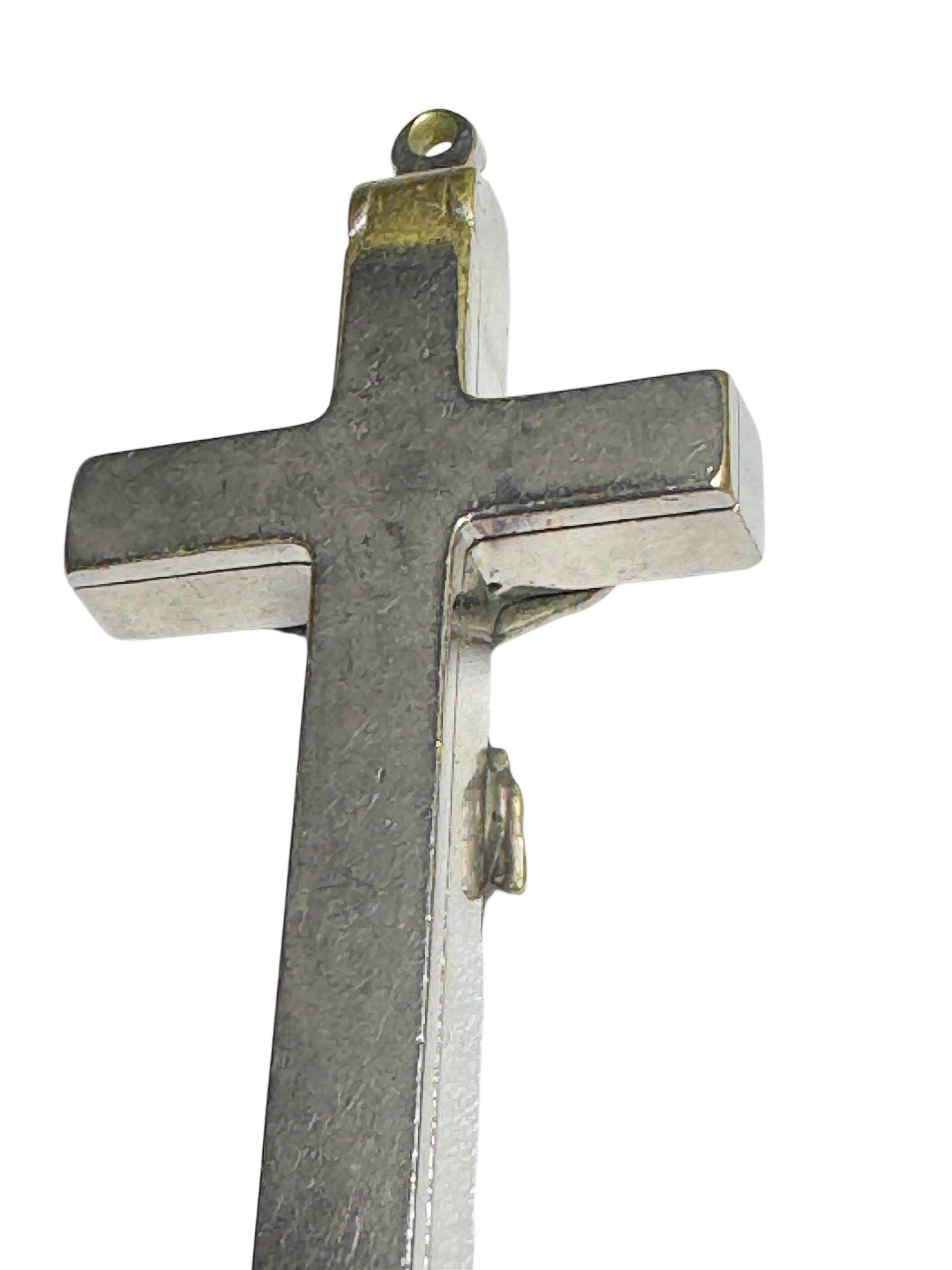 XX secolo Grande ciondolo antico cattolico a forma di crocifisso con 10 reliquie di santi in vendita