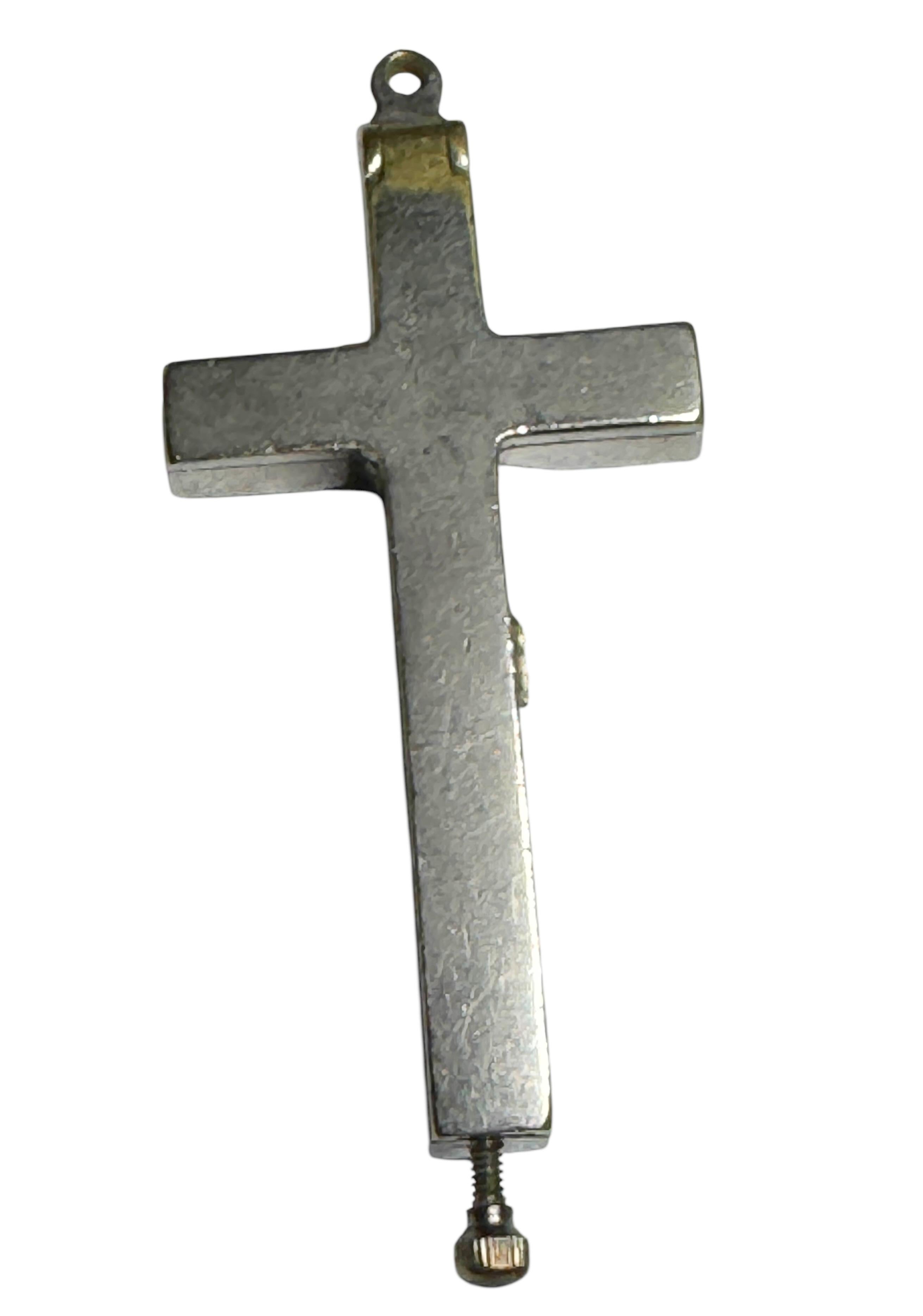 Grande ciondolo antico cattolico a forma di crocifisso con 10 reliquie di santi in vendita 1