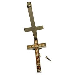 Grand pendentif crucifix catholique ancien avec 10 reliques des saints