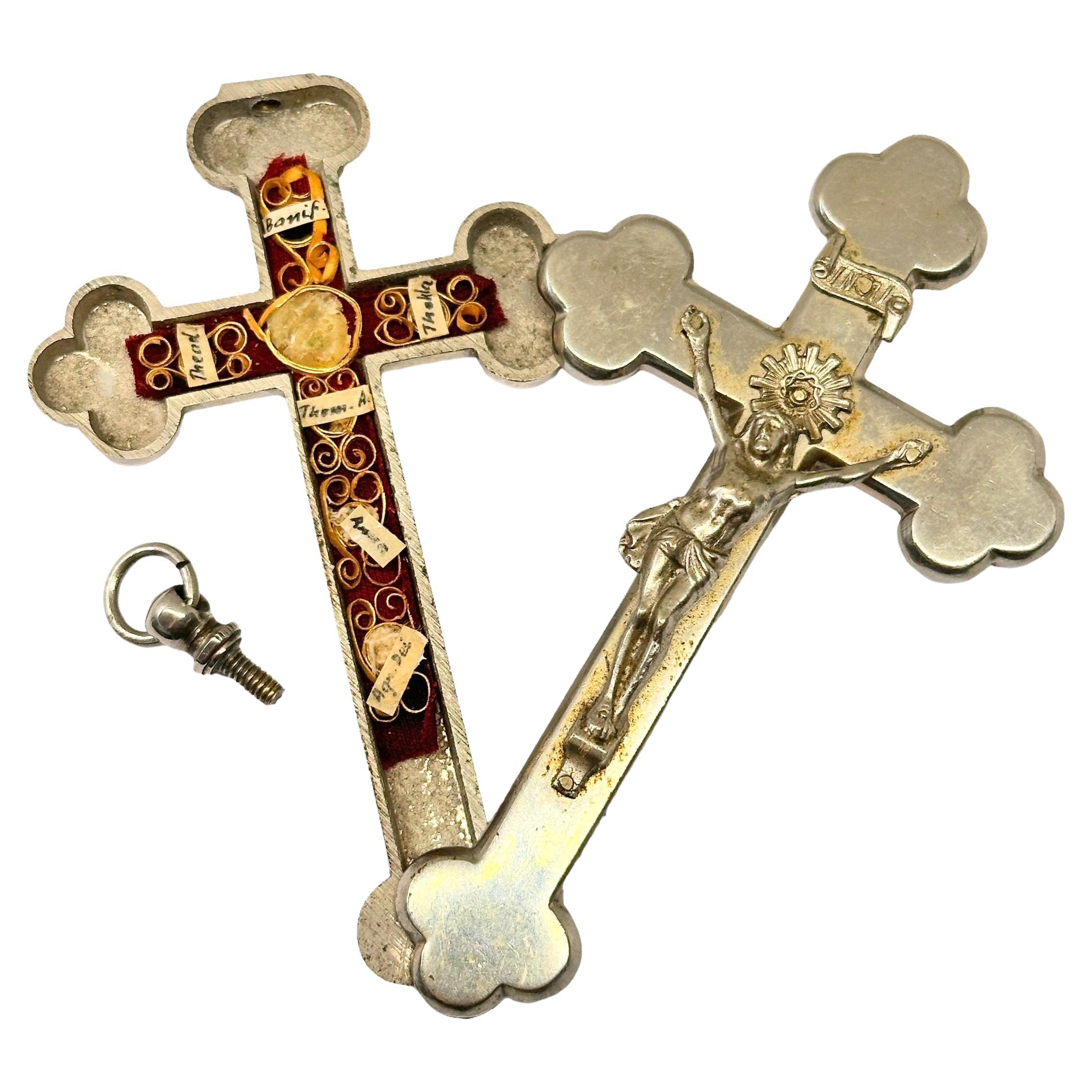 Großer antiker katholischer Reliquary-Kasten-Kreuzfix-Anhänger mit sechs Kristallreliefs von Heiligen