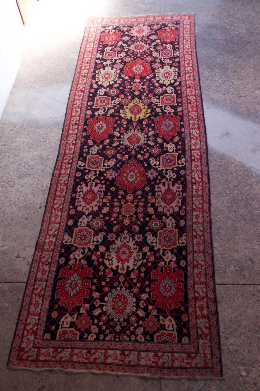 Tapis caucasien de la région du Karabagh (Karabakh), dans la partie sud des montagnes du Caucase, dans l'actuelle Arménie orientale et le sud-ouest de l'Azerbaïdjan, vers 1920. Taille impressionnante : 198,25