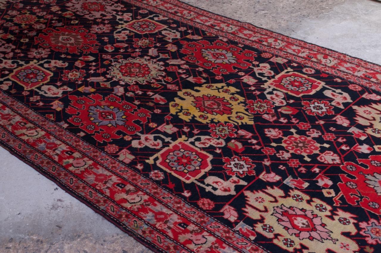 Grand tapis ancien caucasien du Karabagh / Tapis de course Bon état - En vente à Brooklyn, NY