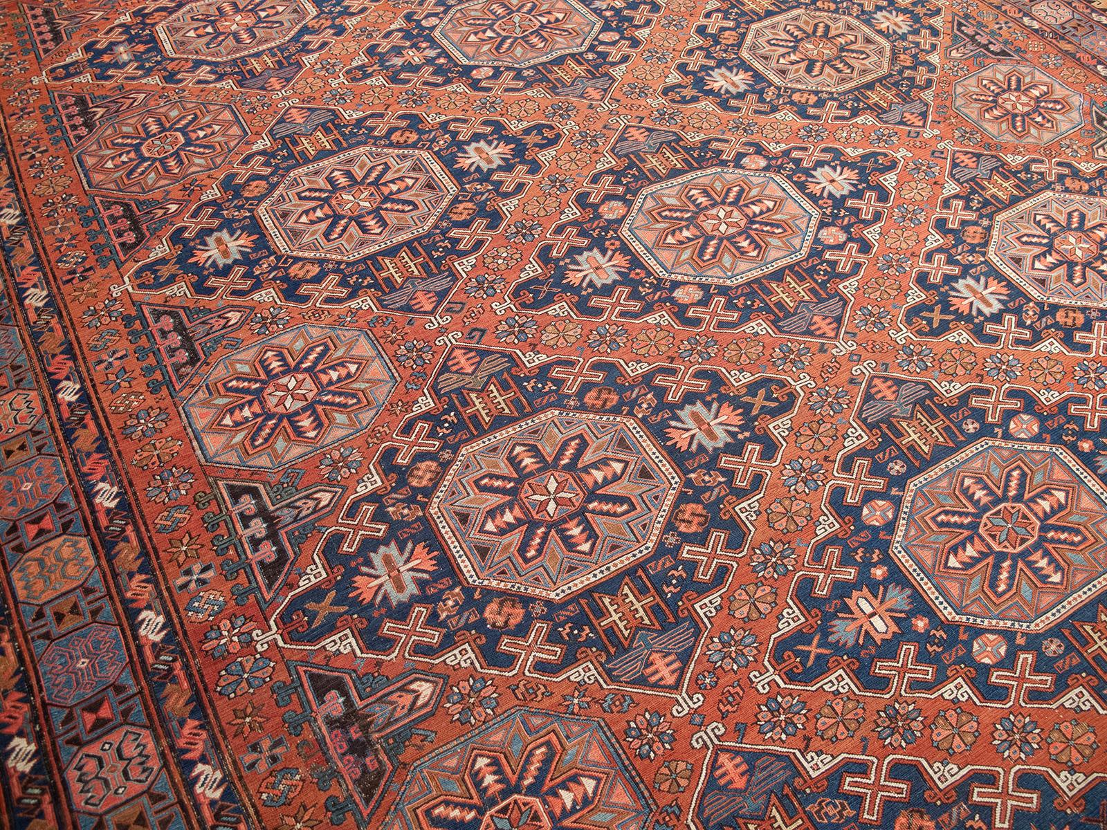 Großer antiker kaukasischer „Sumak“-Teppich (DK-125-4) (Handgewebt) im Angebot