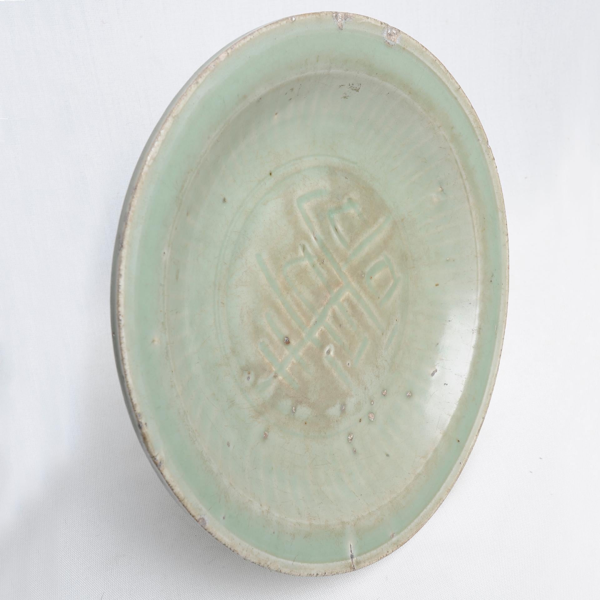 Große antike Celadon-Schale mit Ideogrammen (Chinesisch)