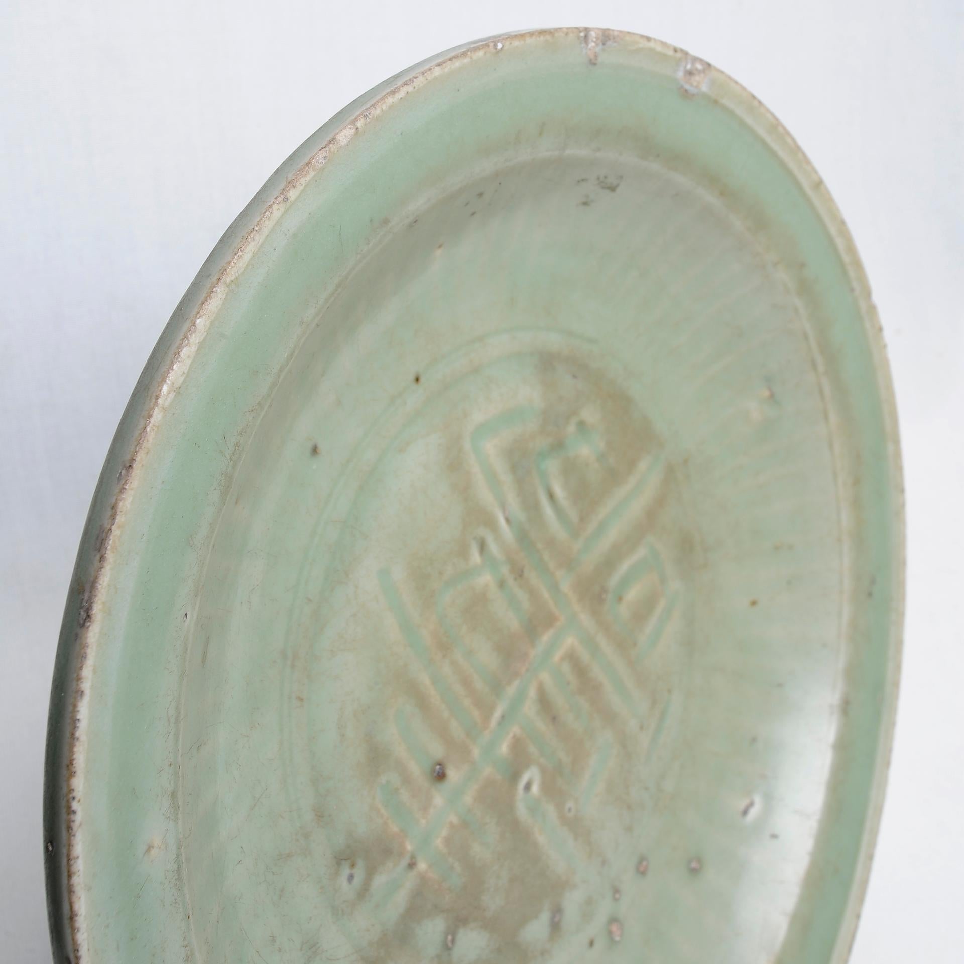 Large Antique Celadon Dish with Ideograms In Good Condition For Sale In Alessandria, Piemonte