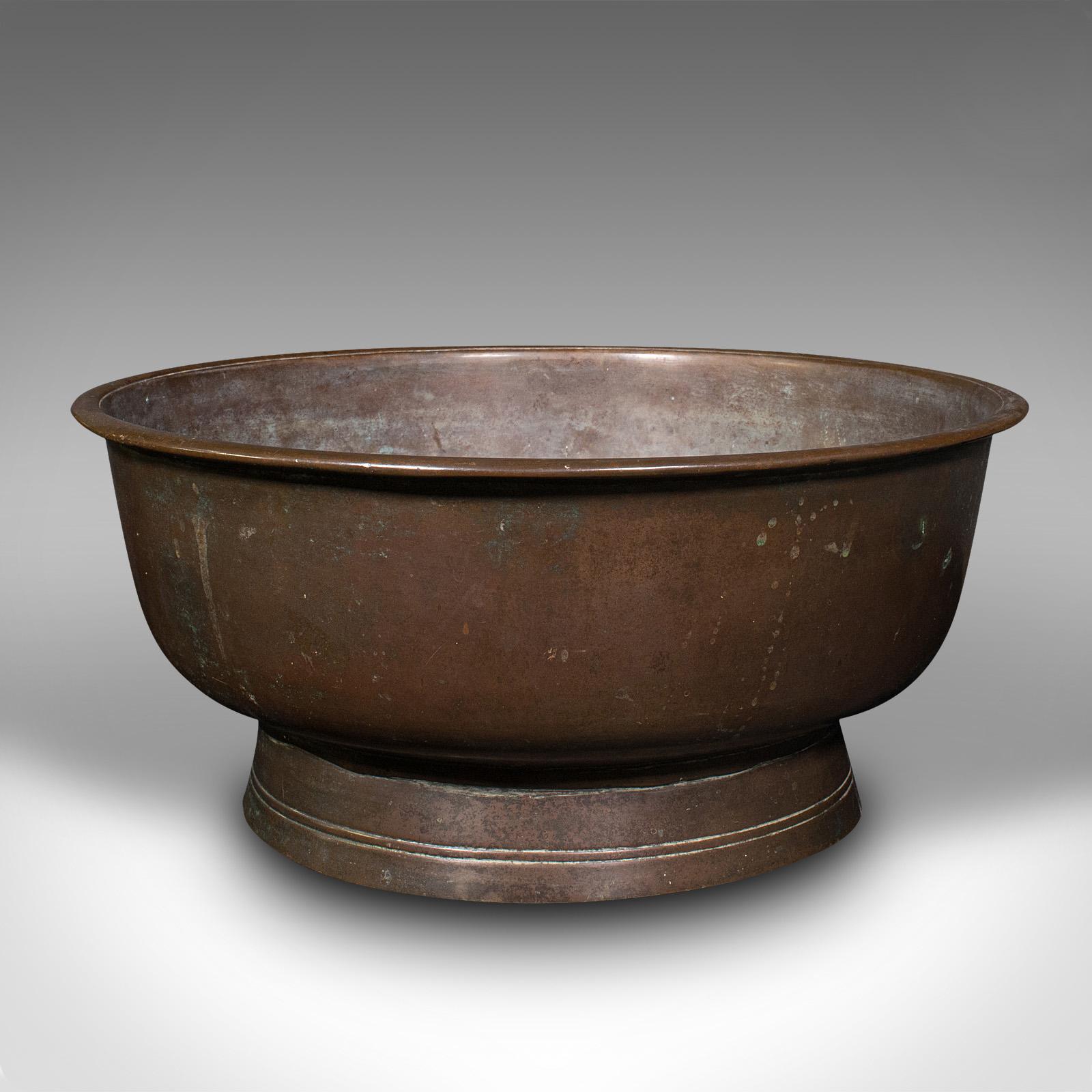 Il s'agit d'un grand encensoir ancien. Bol ou plat de service japonais en bronze, datant de la fin de la période victorienne, vers 1900.

L'intérieur merveilleusement patiné ajoute une fine distinction
Présente une patine vieillie souhaitable sur