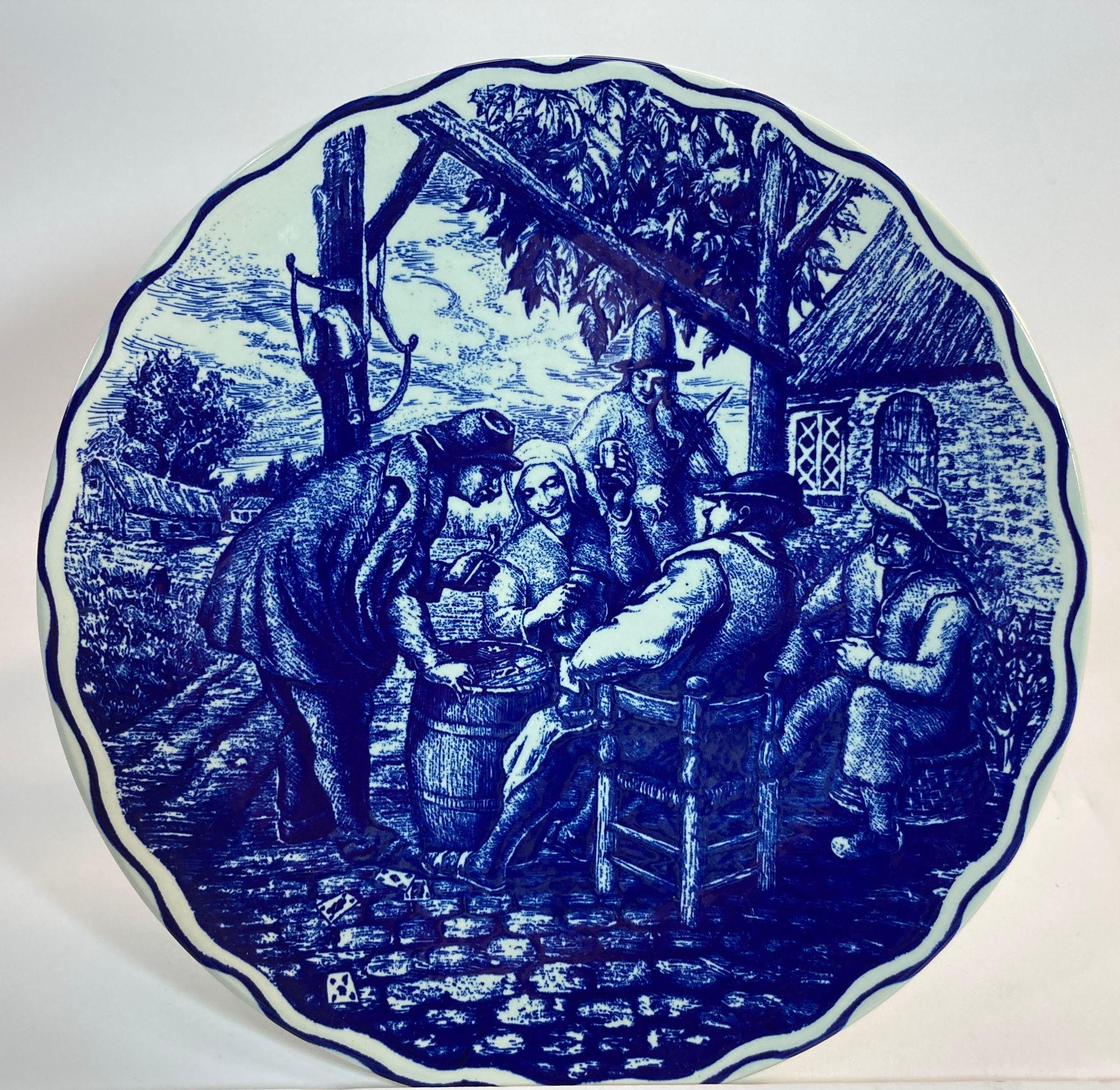 Grande assiette ancienne en céramique bleu et blanc hollandaise Boch Delft Charger 1940s.
Superbe assiette bleue et blanche de Boch Delft en très bon état.
Magnifique chargeur en parfait état.
Le tableau représente une dame et des messieurs dans une