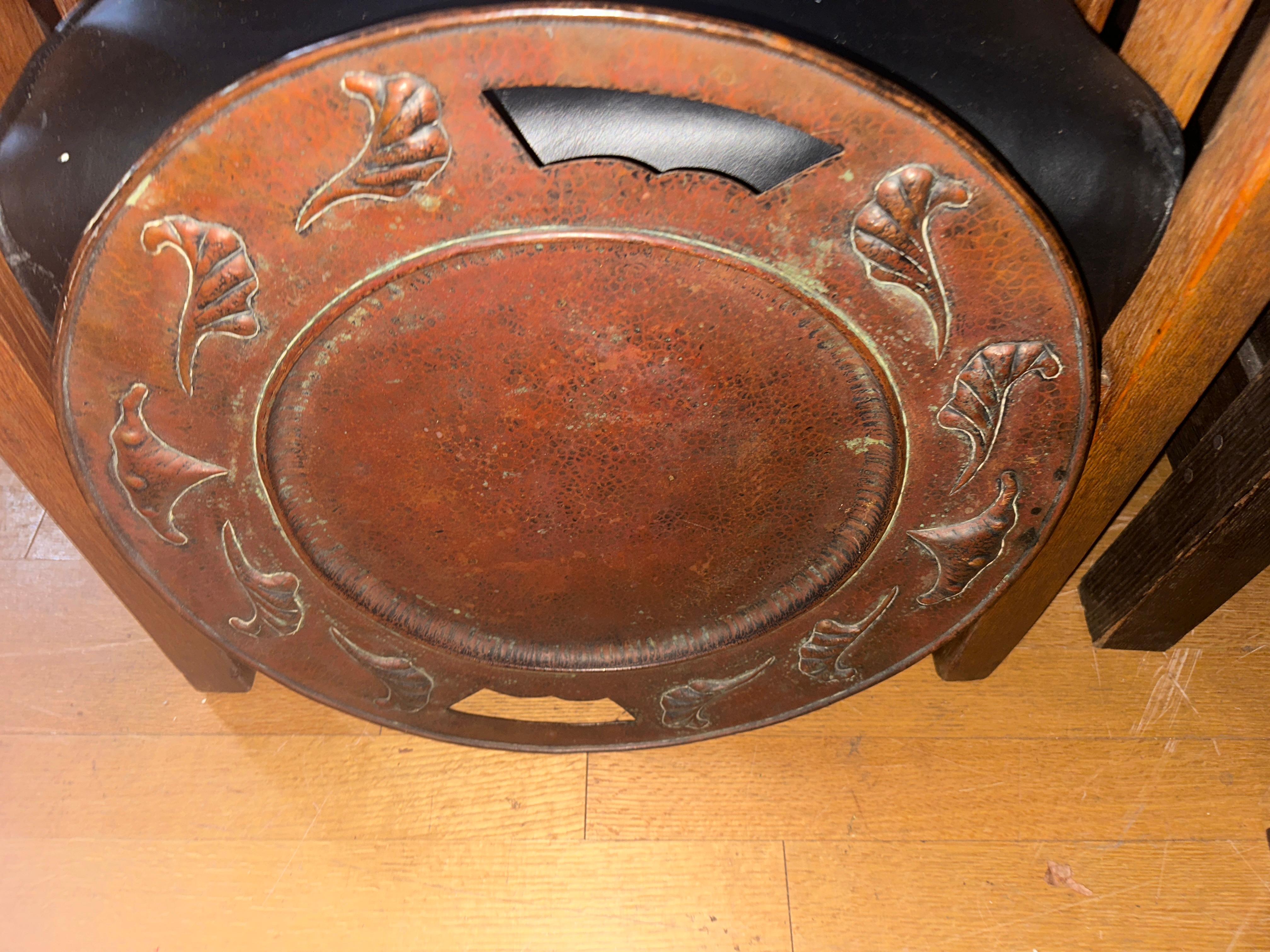 Grande Antico  ARTE e CRAFT  Charger in rame martellato dell'epoca Stickley. in vendita 5