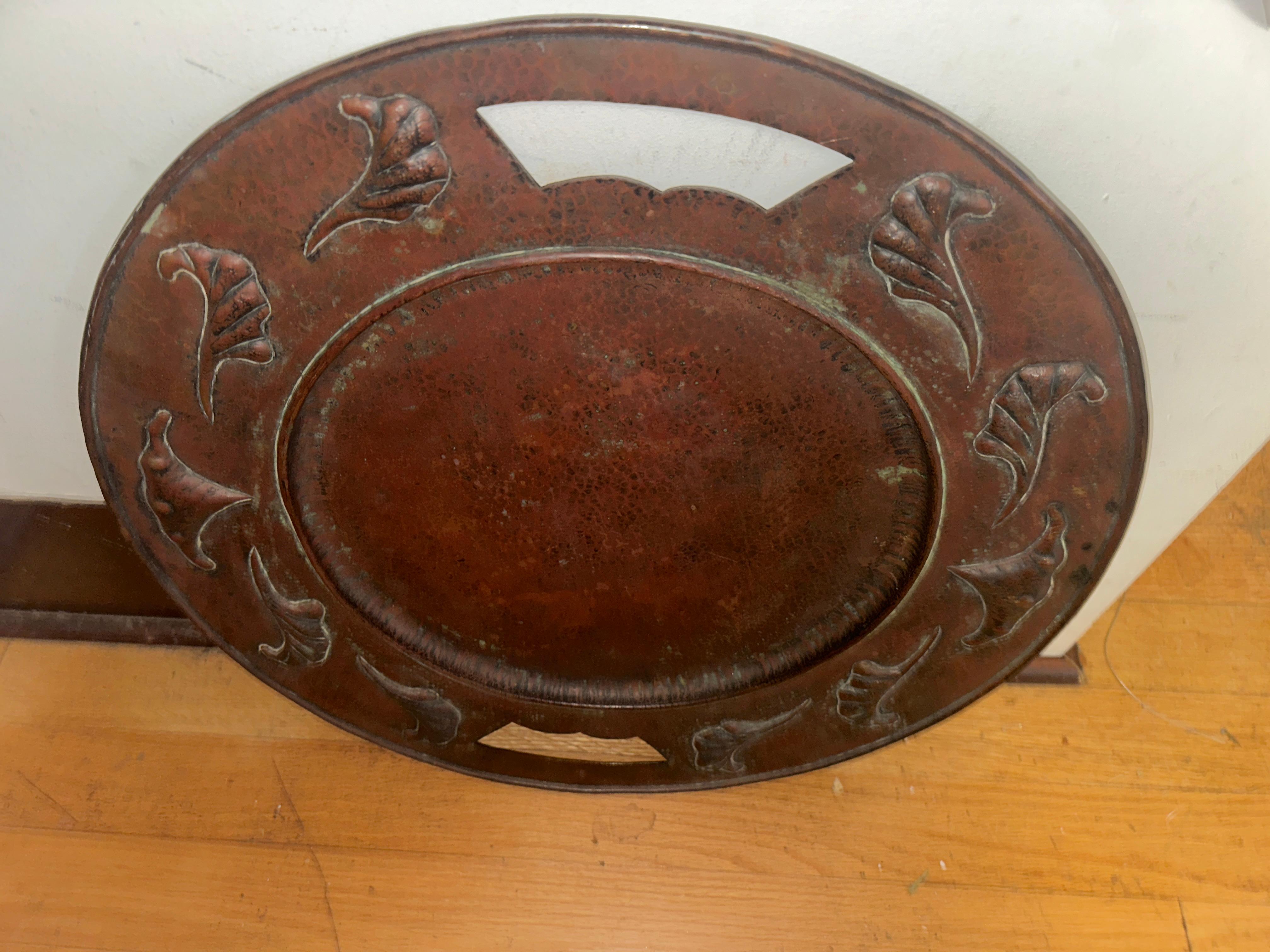 Grande Antico  ARTE e CRAFT  Charger in rame martellato dell'epoca Stickley. in vendita 7