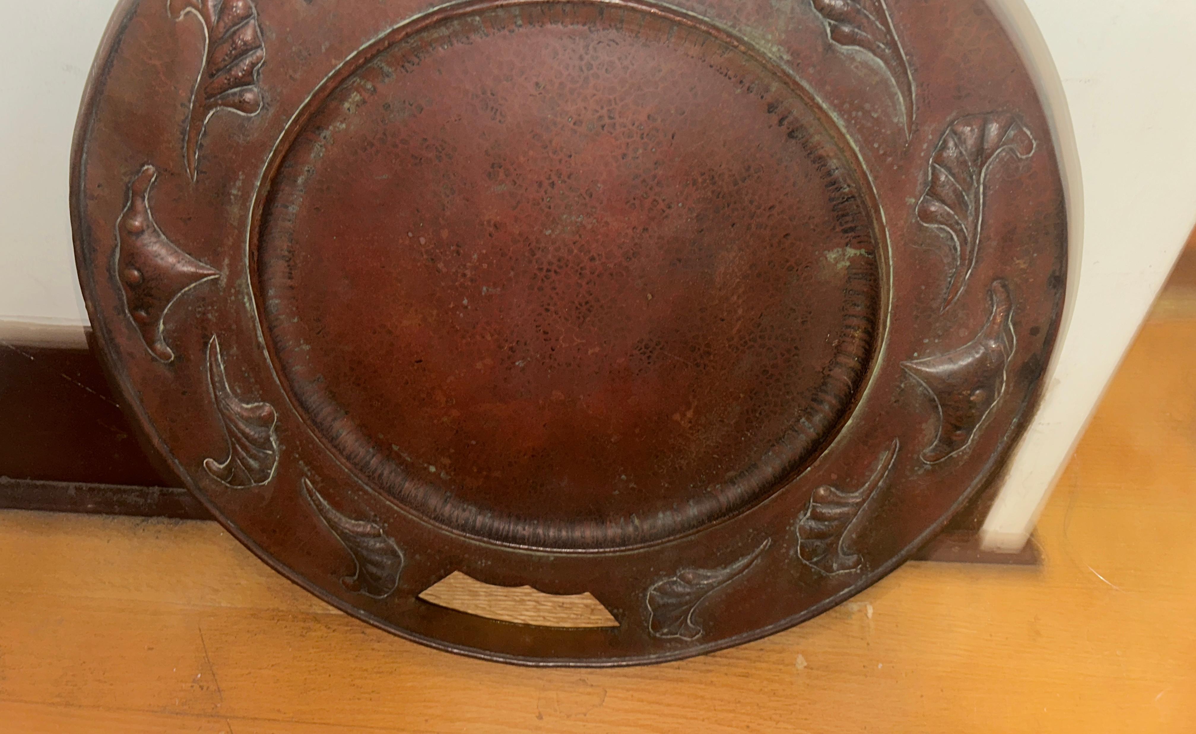 Grande Antico  ARTE e CRAFT  Charger in rame martellato dell'epoca Stickley. in vendita 8
