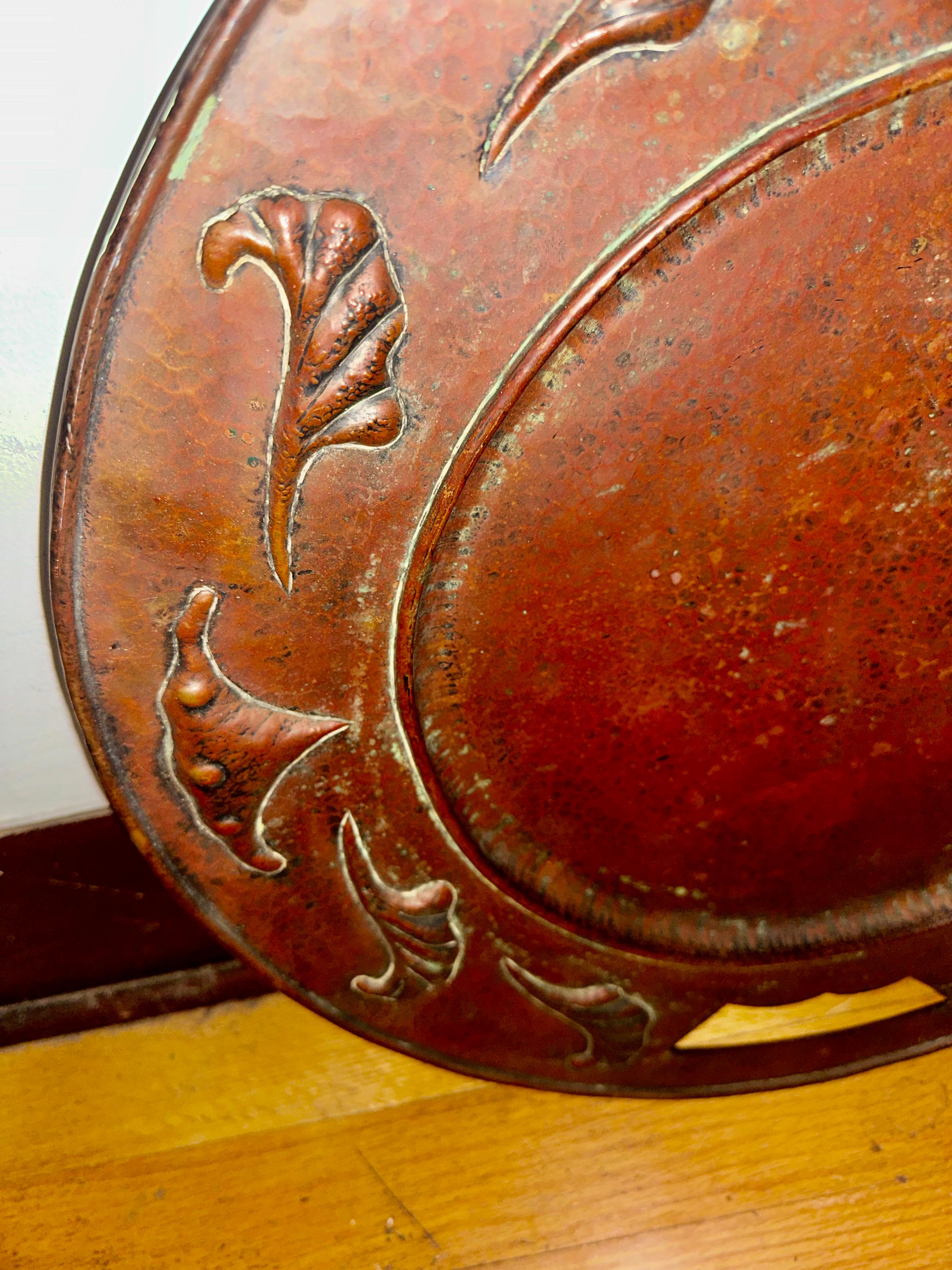Grande Antico  ARTE e CRAFT  Charger in rame martellato dell'epoca Stickley. in vendita 9
