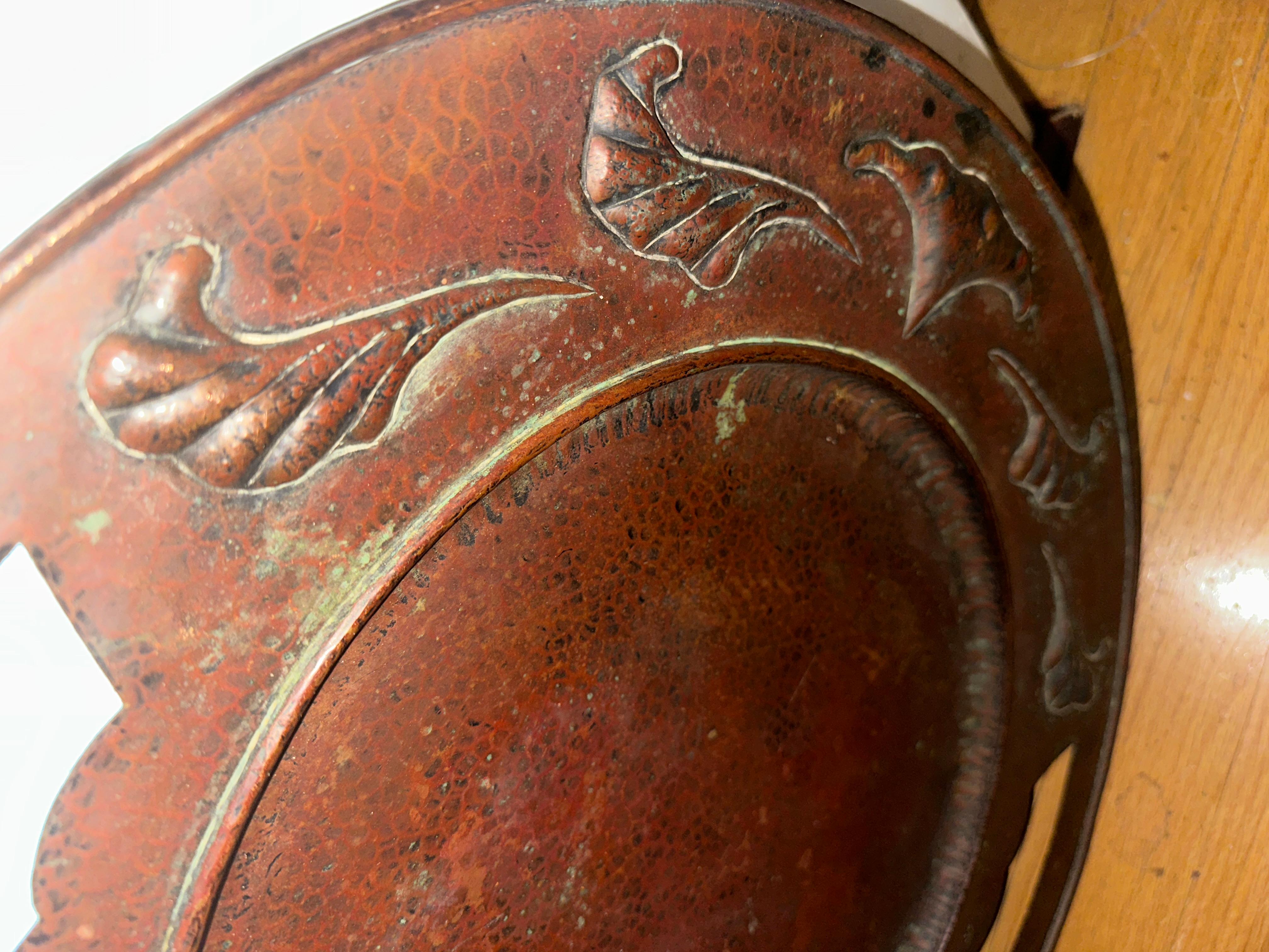 Grande Antico  ARTE e CRAFT  Charger in rame martellato dell'epoca Stickley. in vendita 10