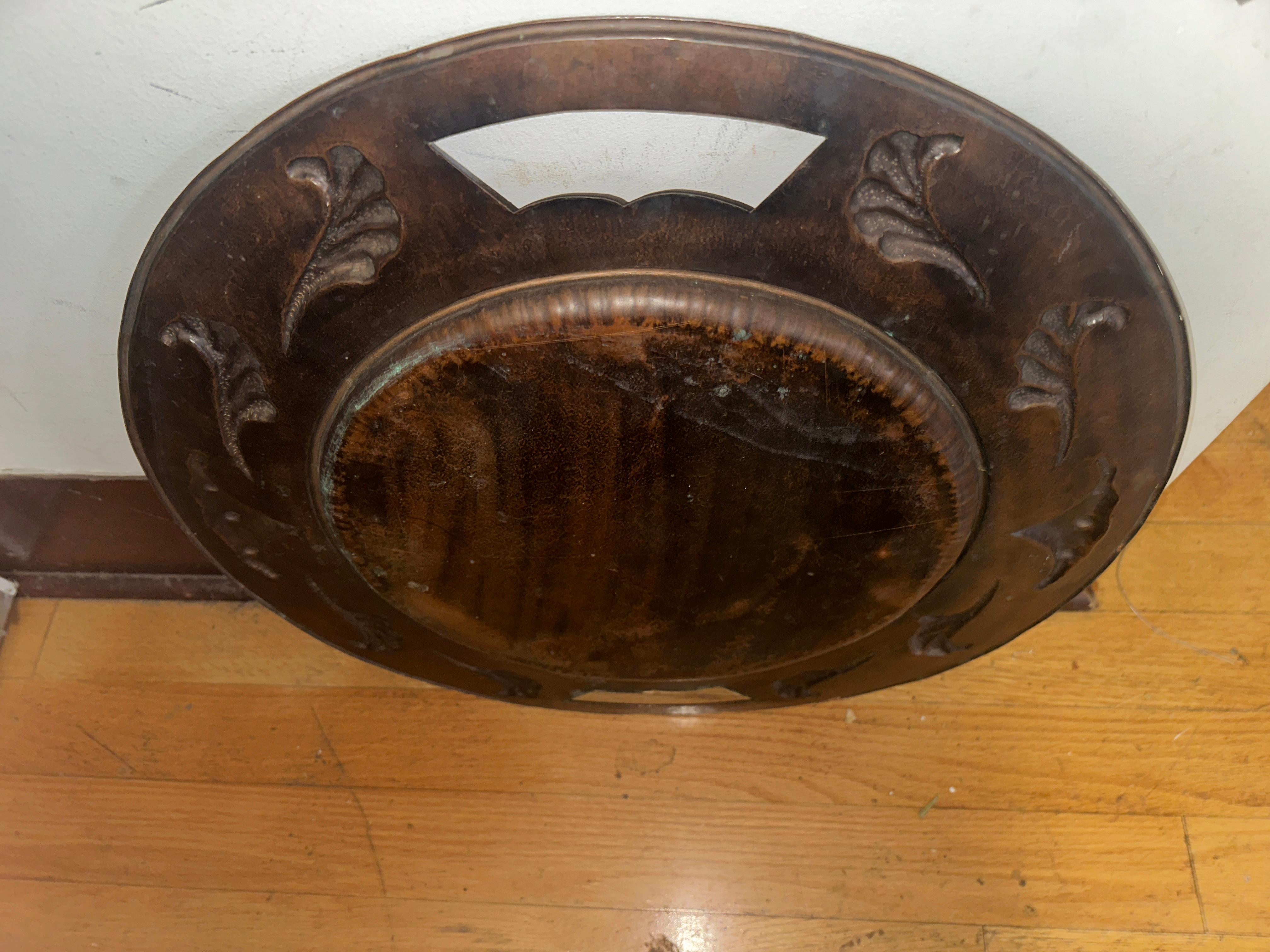 Grande Antico  ARTE e CRAFT  Charger in rame martellato dell'epoca Stickley. in vendita 11