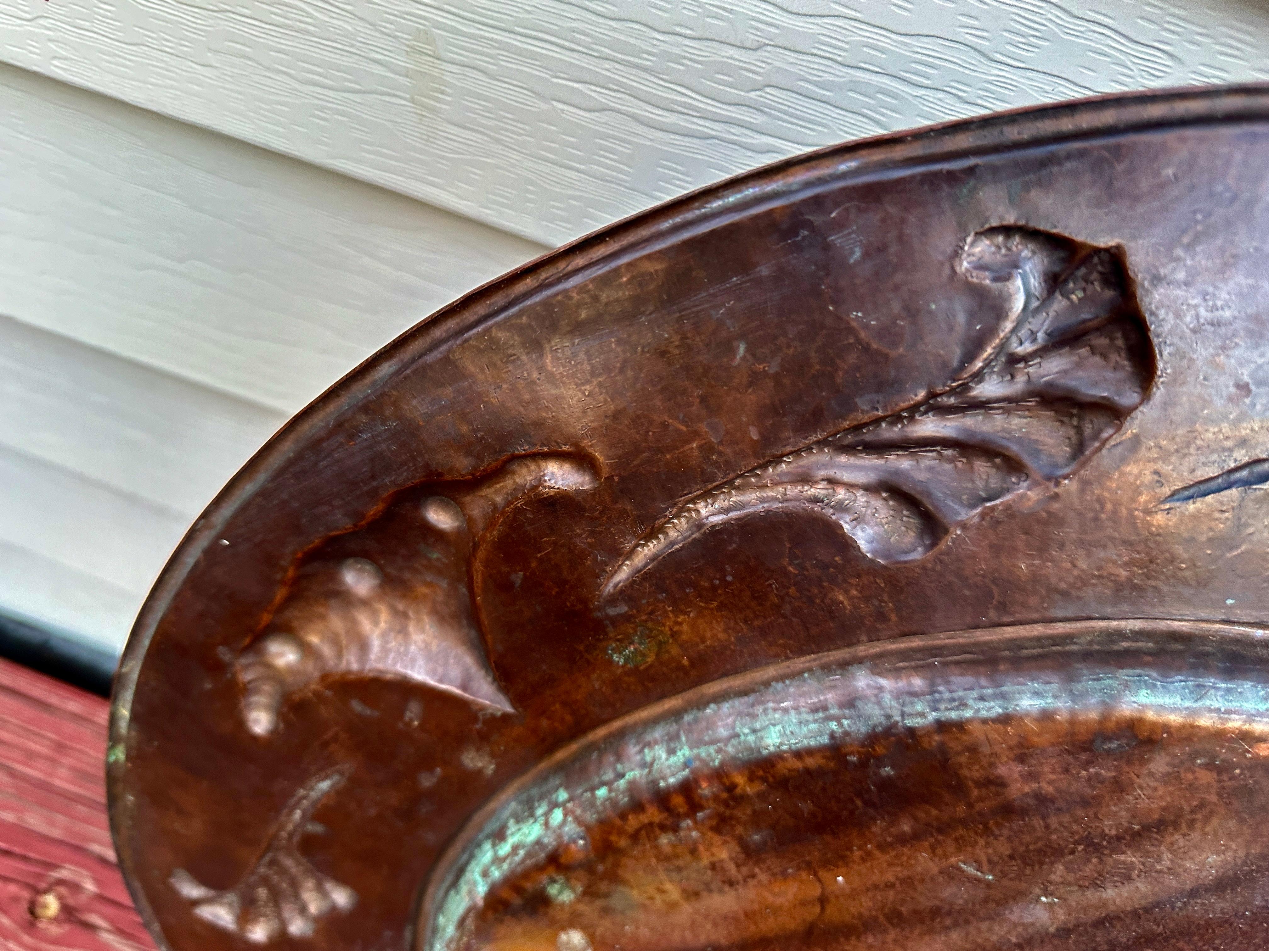Grande Antico  ARTE e CRAFT  Charger in rame martellato dell'epoca Stickley. in vendita 1
