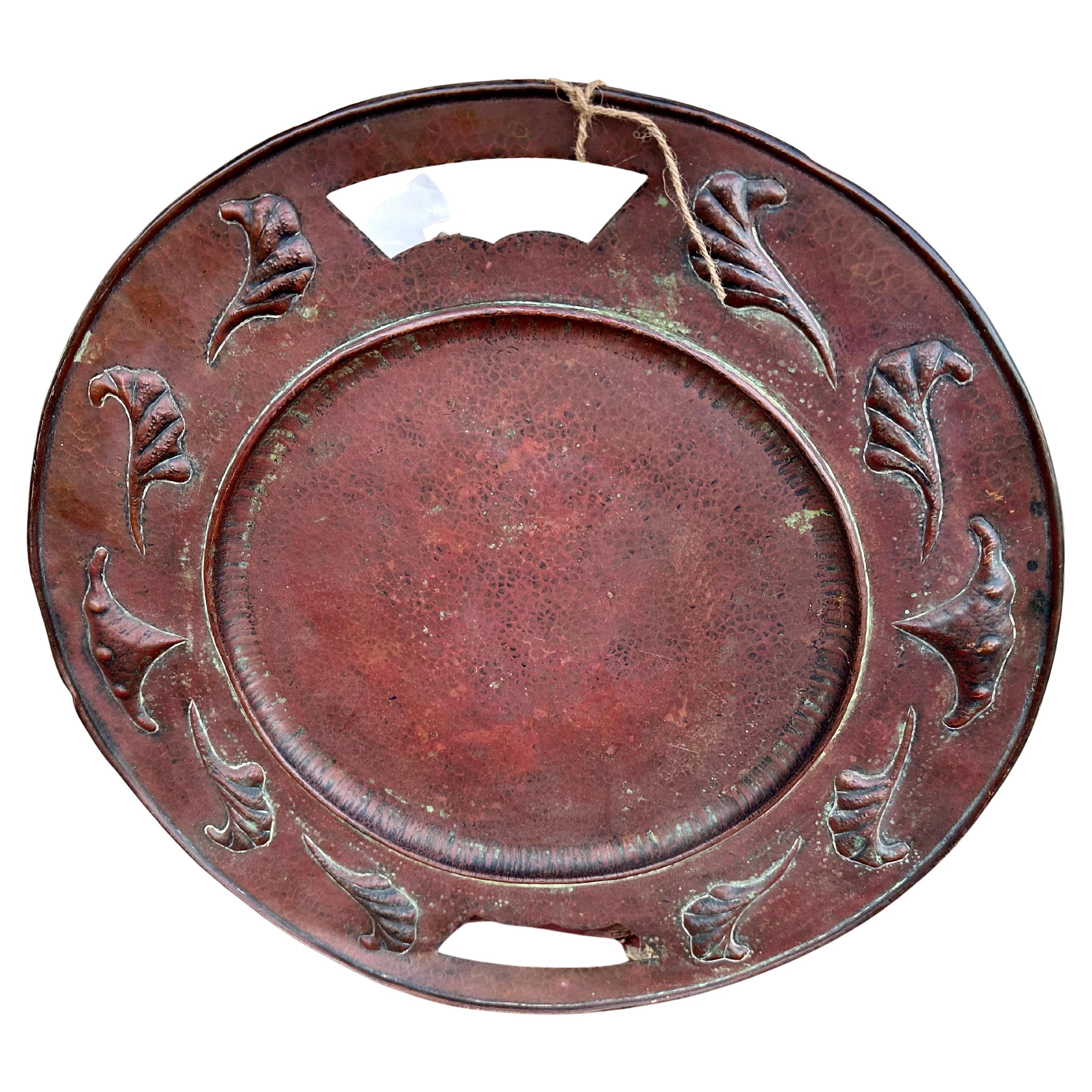 Si tratta di un SUPERBO caricatore antico realizzato nei primi anni del 1900 da LIBERTY OF LONDON.  È in condizioni eccellenti, senza ammaccature o danni.  Ha la patina originale con il taglio.
DIMENSIONE
20,5 pollici è il diametro.