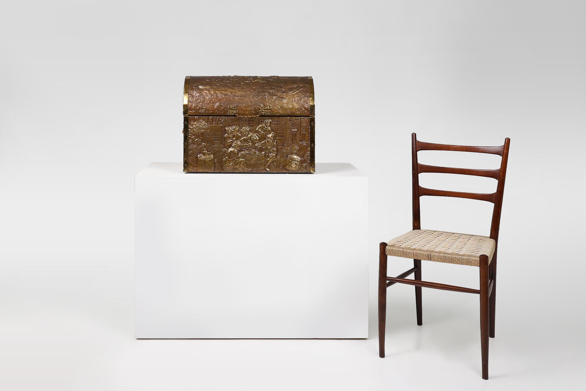 Belgium / 1930 / chest / copper, wood / Antique / Baroque / Mid-century / Vintage

A beautiful large storage or treasure chest crafted in wood and covered in sculptured copper relief. Crafted in Belgium in the 1930s.

On the front we see six people