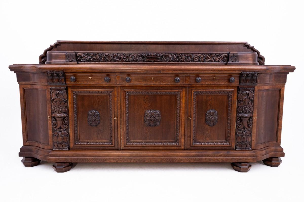 Grande commode ancienne de la fin du 19e siècle, Allemagne.

Le mobilier est en très bon état, après une rénovation professionnelle.

Dimensions : hauteur 139 cm / largeur 288 cm / profondeur 75 cm