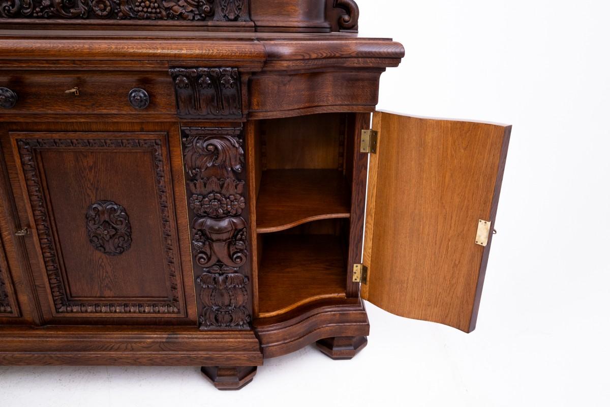 Noyer Grande commode ancienne, Allemagne, vers 1890. Après la rénovation. en vente
