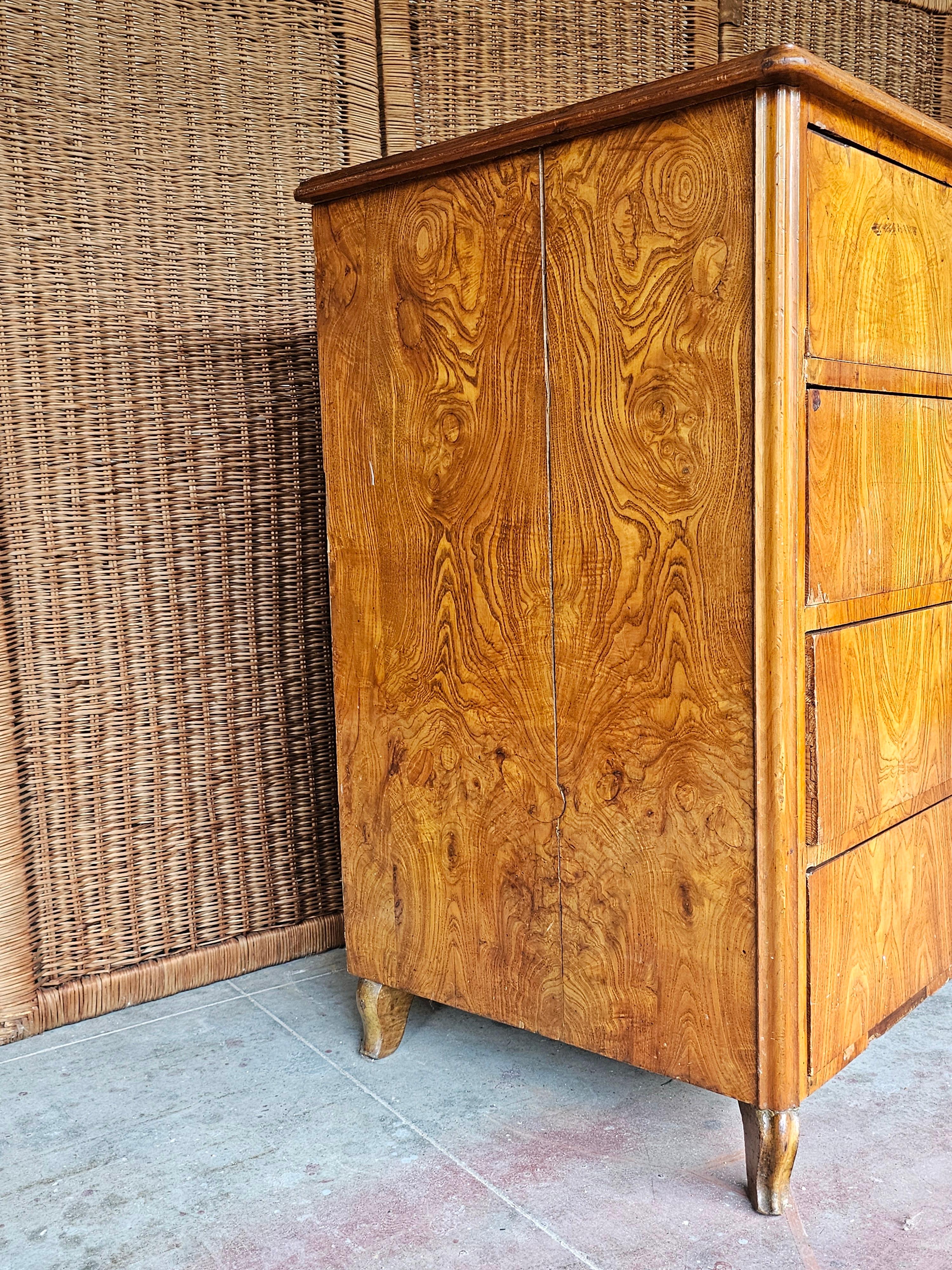 Autrichien Grande commode ancienne à riche grain de bois, Biedermeier tardif en vente