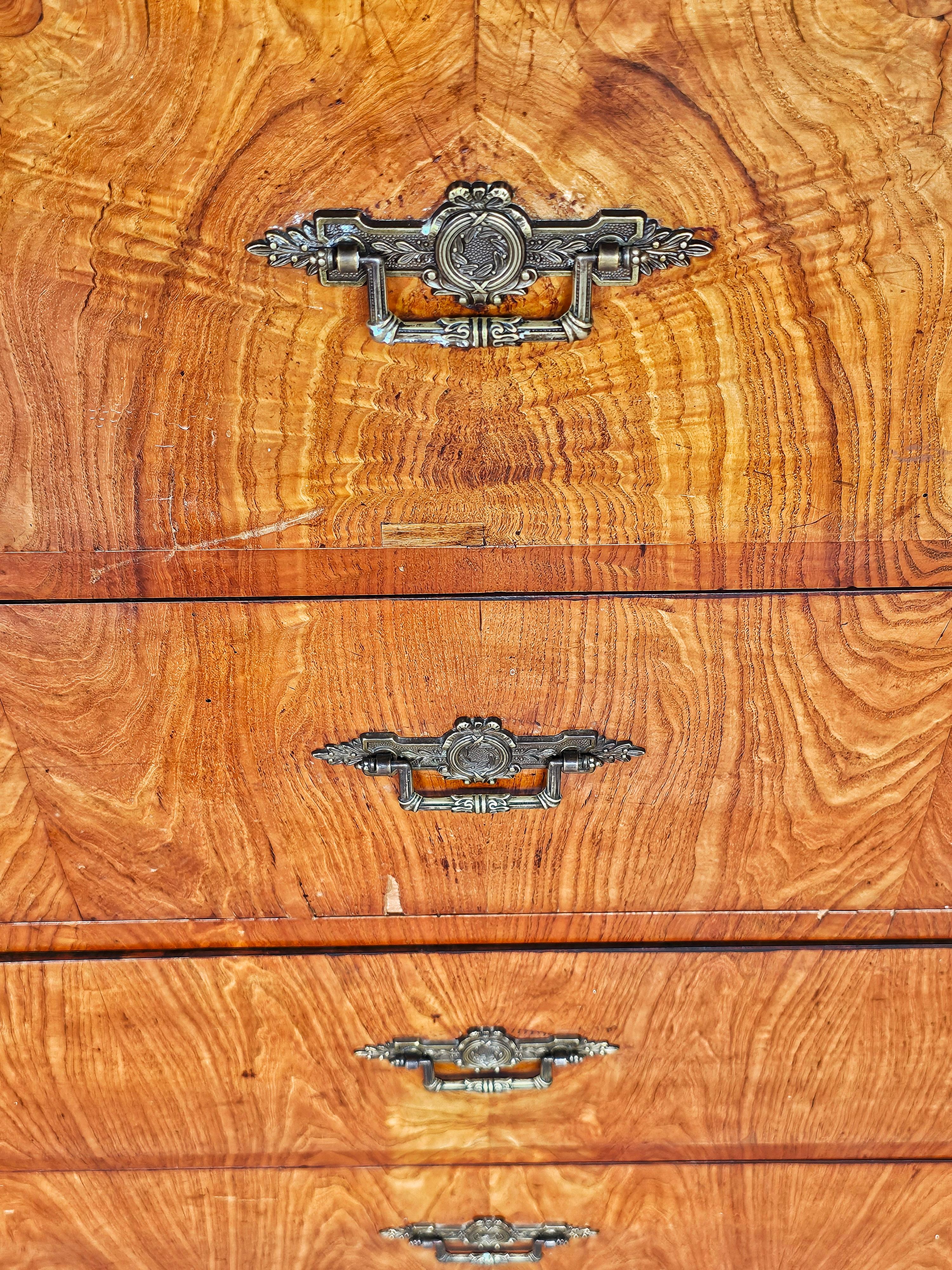 Grande commode ancienne à riche grain de bois, Biedermeier tardif Bon état - En vente à Beograd, RS