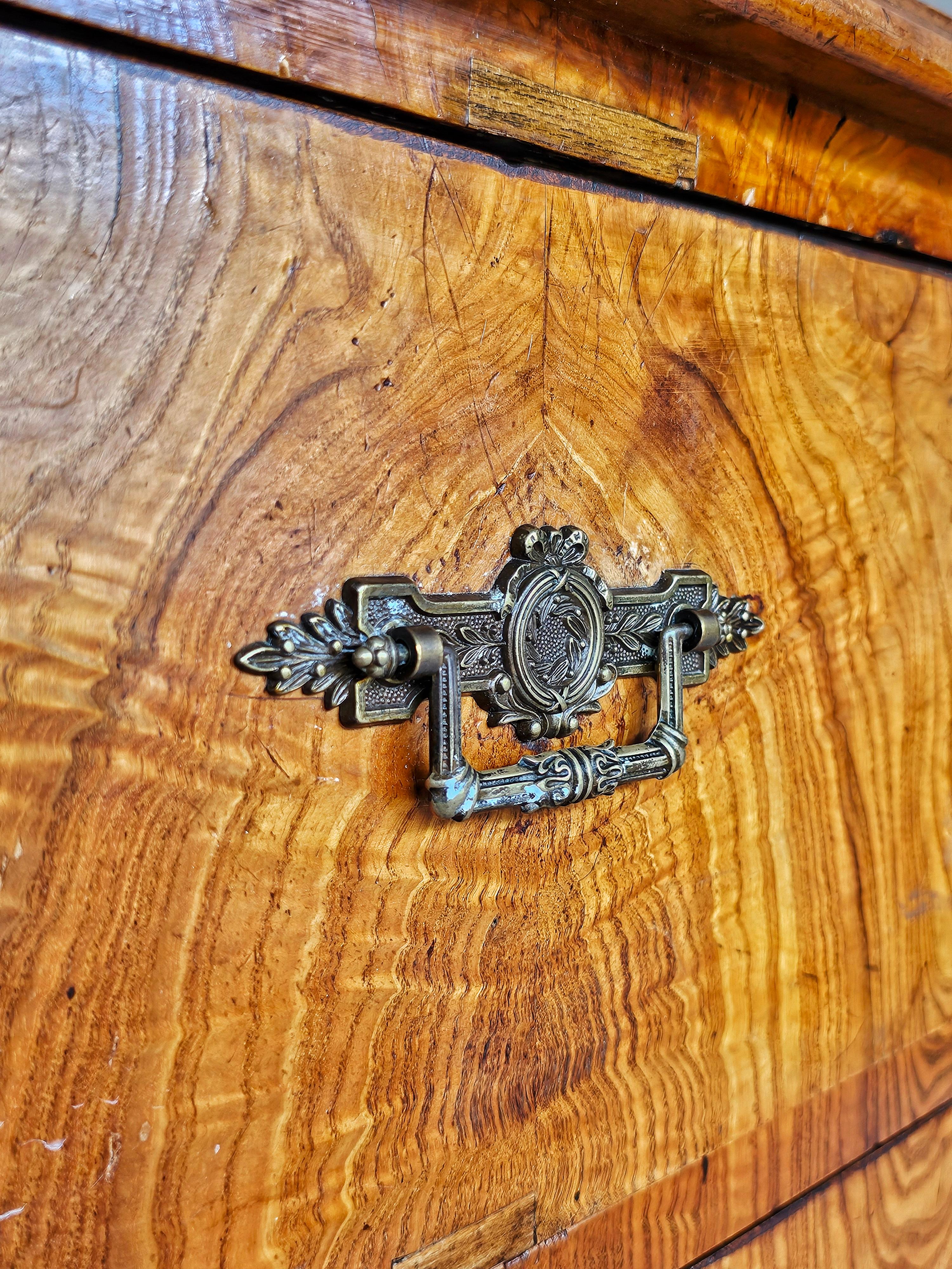 Fin du XIXe siècle Grande commode ancienne à riche grain de bois, Biedermeier tardif en vente