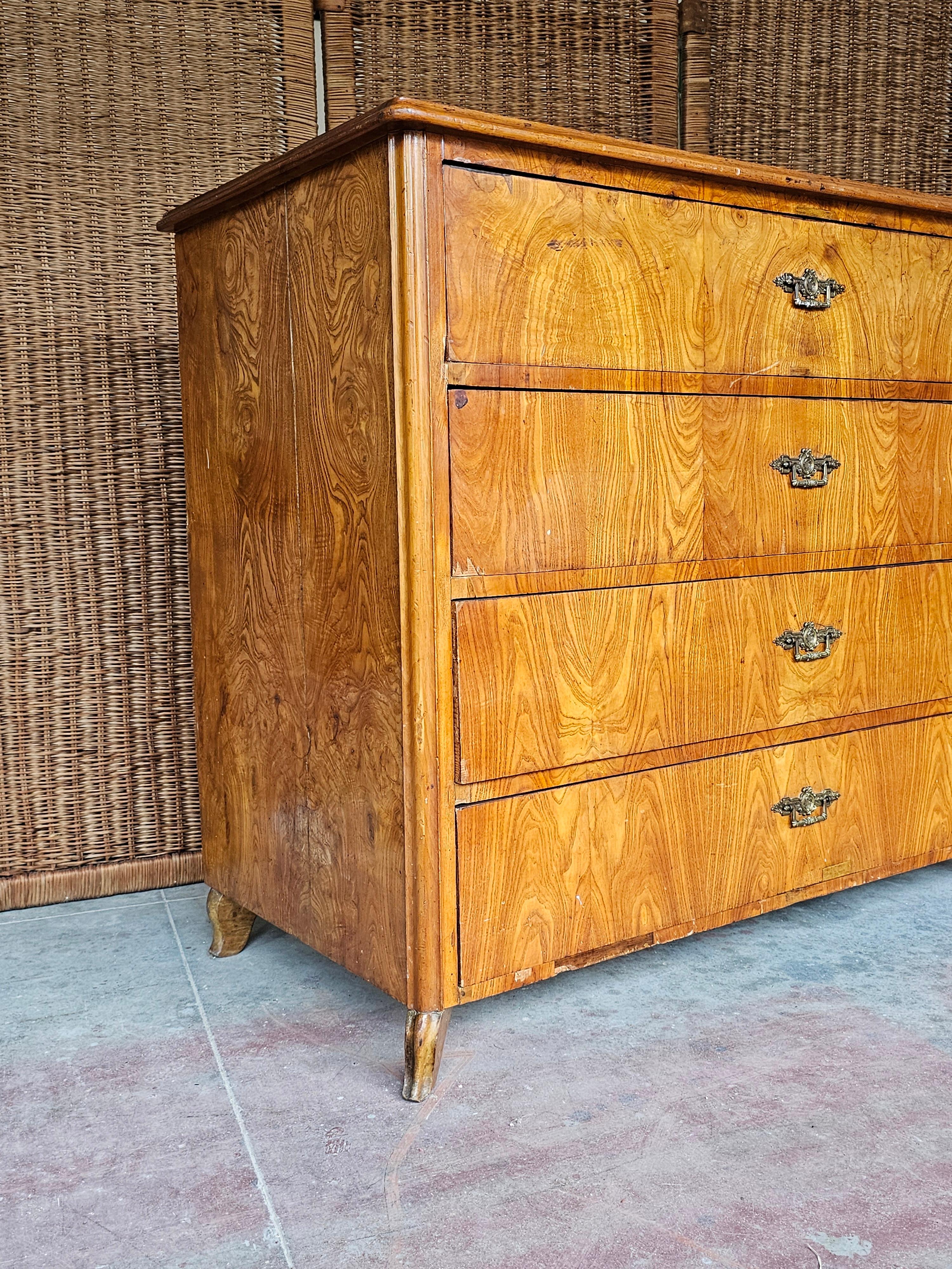 Laiton Grande commode ancienne à riche grain de bois, Biedermeier tardif en vente