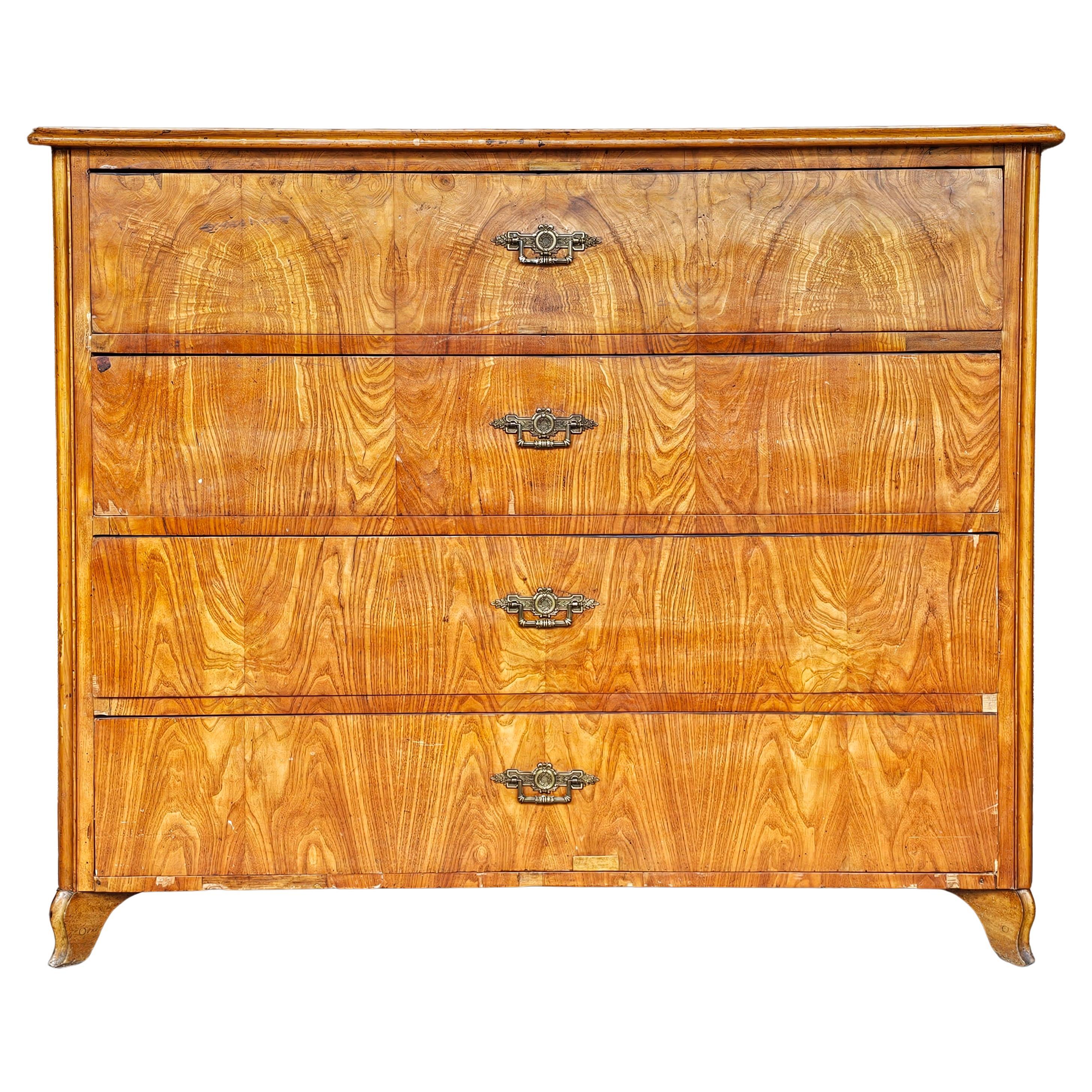 Grande cassettiera antica con ricche venature del legno, Biedermeier tardivo