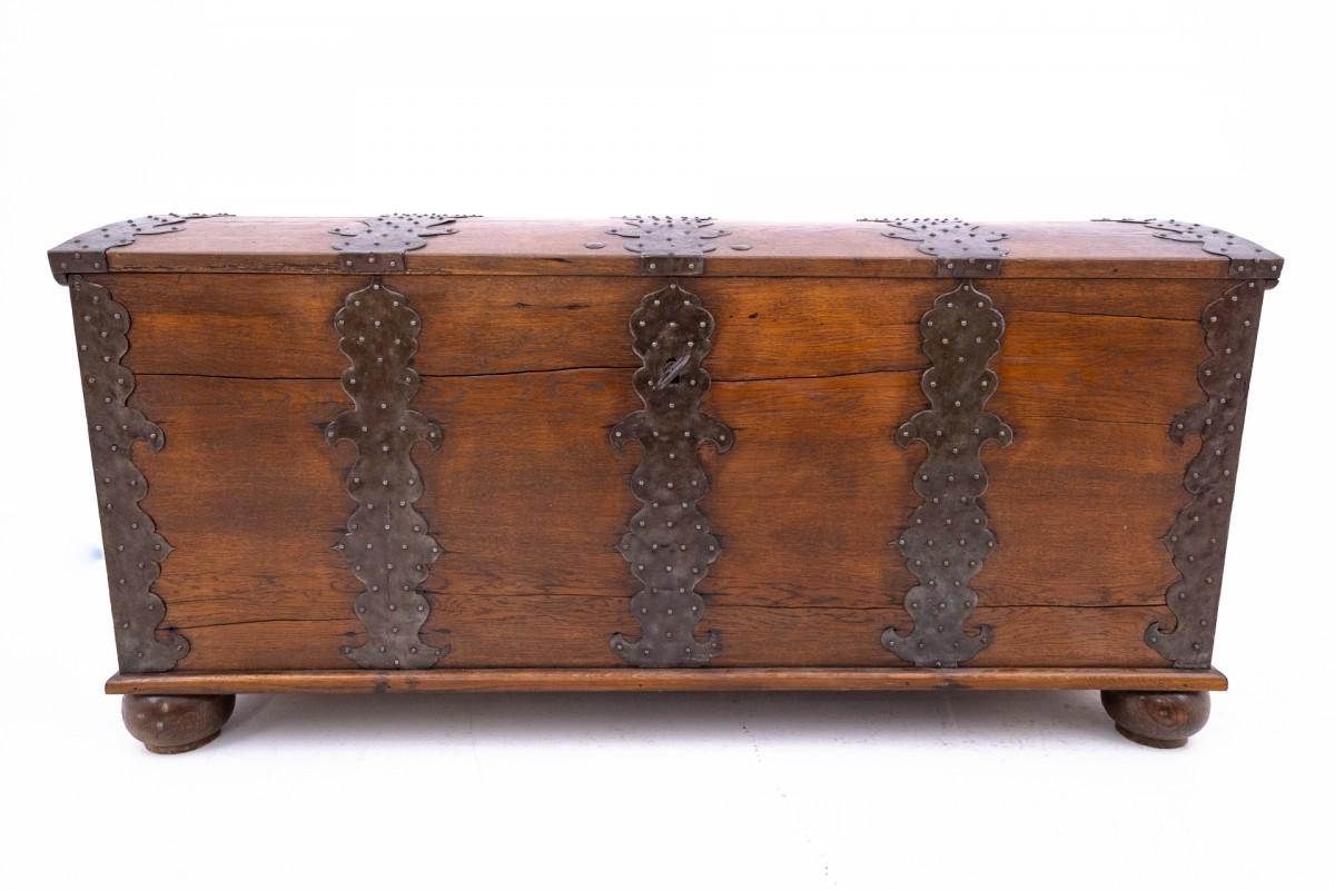 Grand coffre de la seconde moitié du XIXe siècle, Europe occidentale.

Dimensions : hauteur 72 cm / largeur 150 cm / profondeur 63 cm