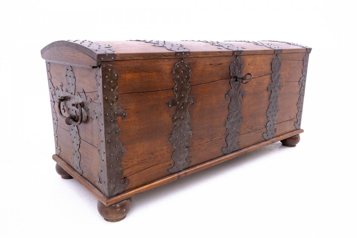 Néo-Renaissance Grand coffre ancien, Europe occidentale, vers 1870. en vente