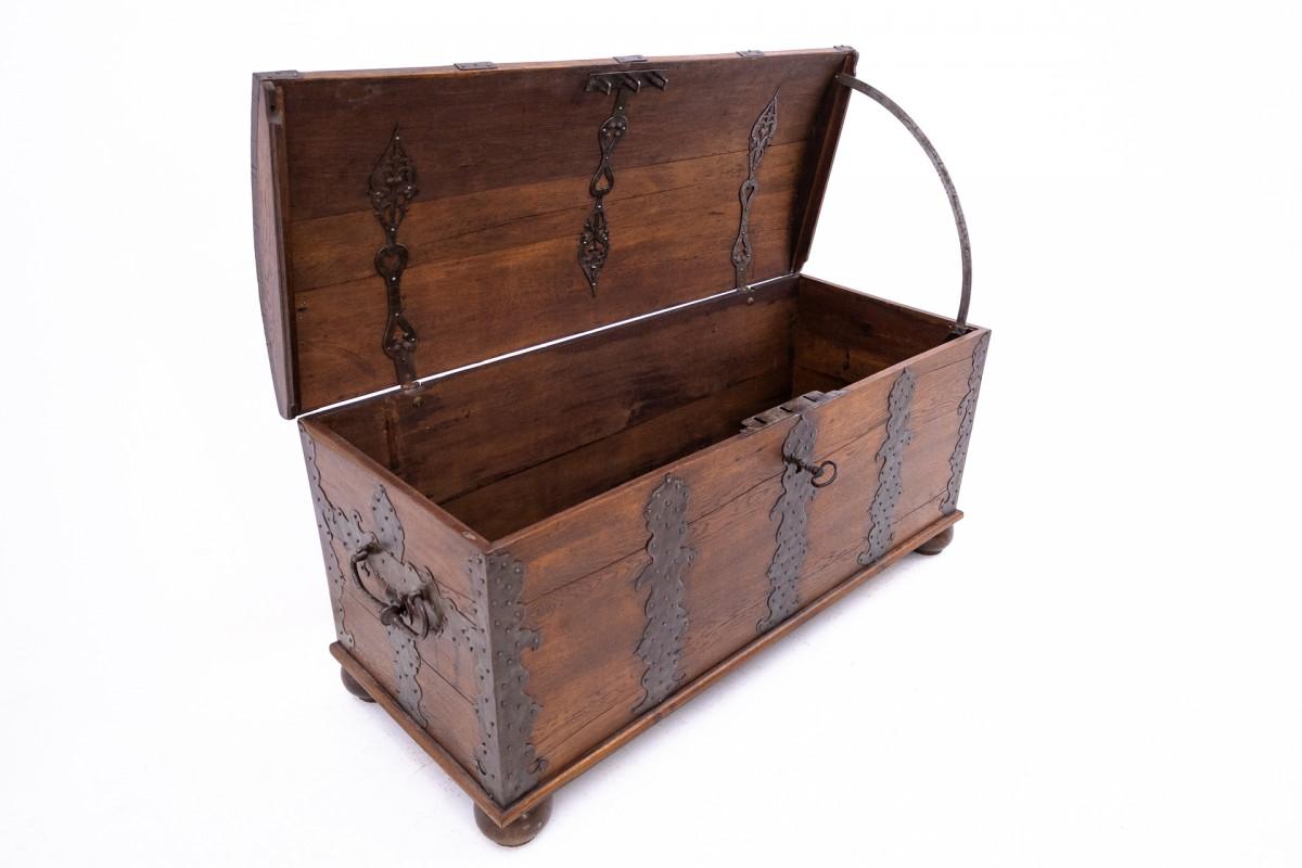 Inconnu Grand coffre ancien, Europe occidentale, vers 1870. en vente