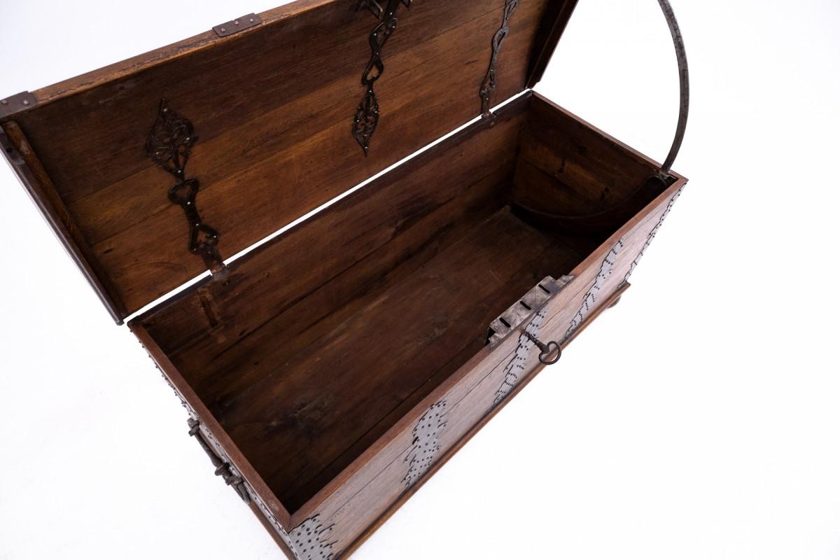 XIXe siècle Grand coffre ancien, Europe occidentale, vers 1870. en vente