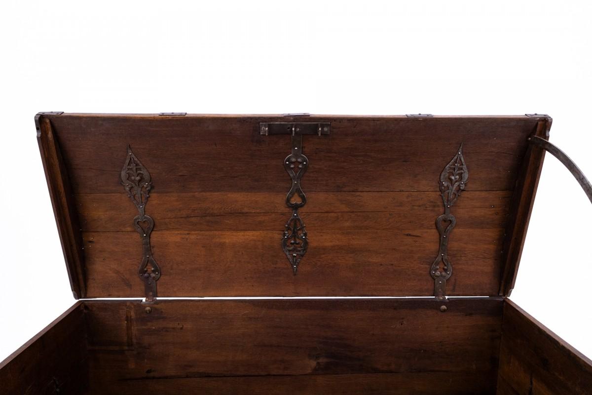 Grand coffre ancien, Europe occidentale, vers 1870. en vente 1