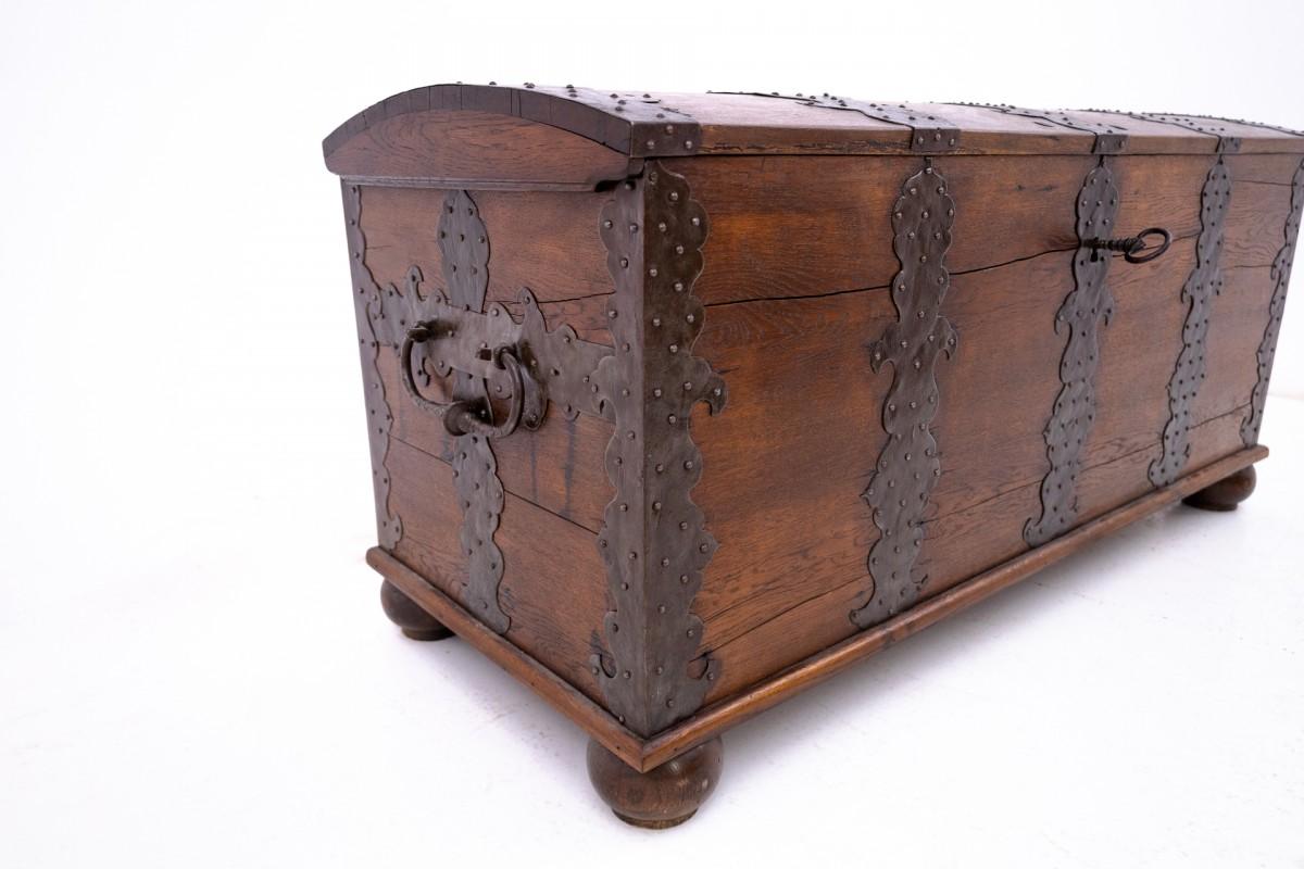 Grand coffre ancien, Europe occidentale, vers 1870. en vente 2