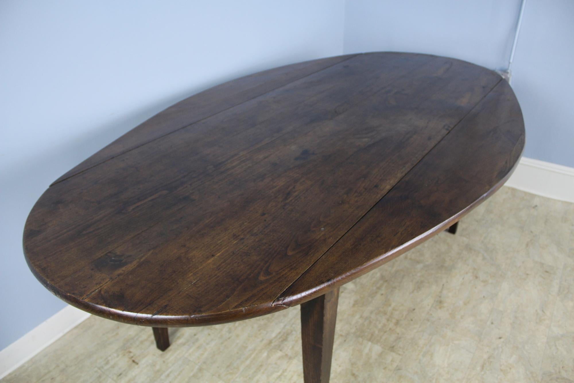 Large Antique Chestnut Oval Drop-Leaf Dining Table In Good Condition In Port Chester, NY