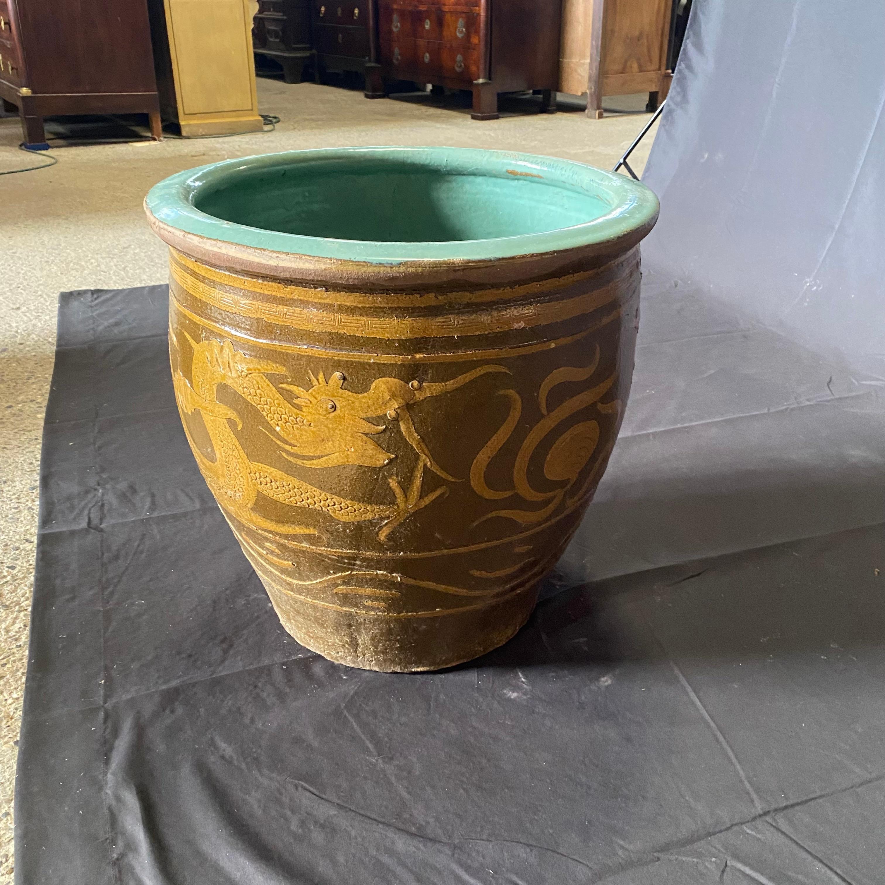 Grande jardinière chinoise ancienne en poterie d'art à l'œuf noir Bon état - En vente à Hopewell, NJ