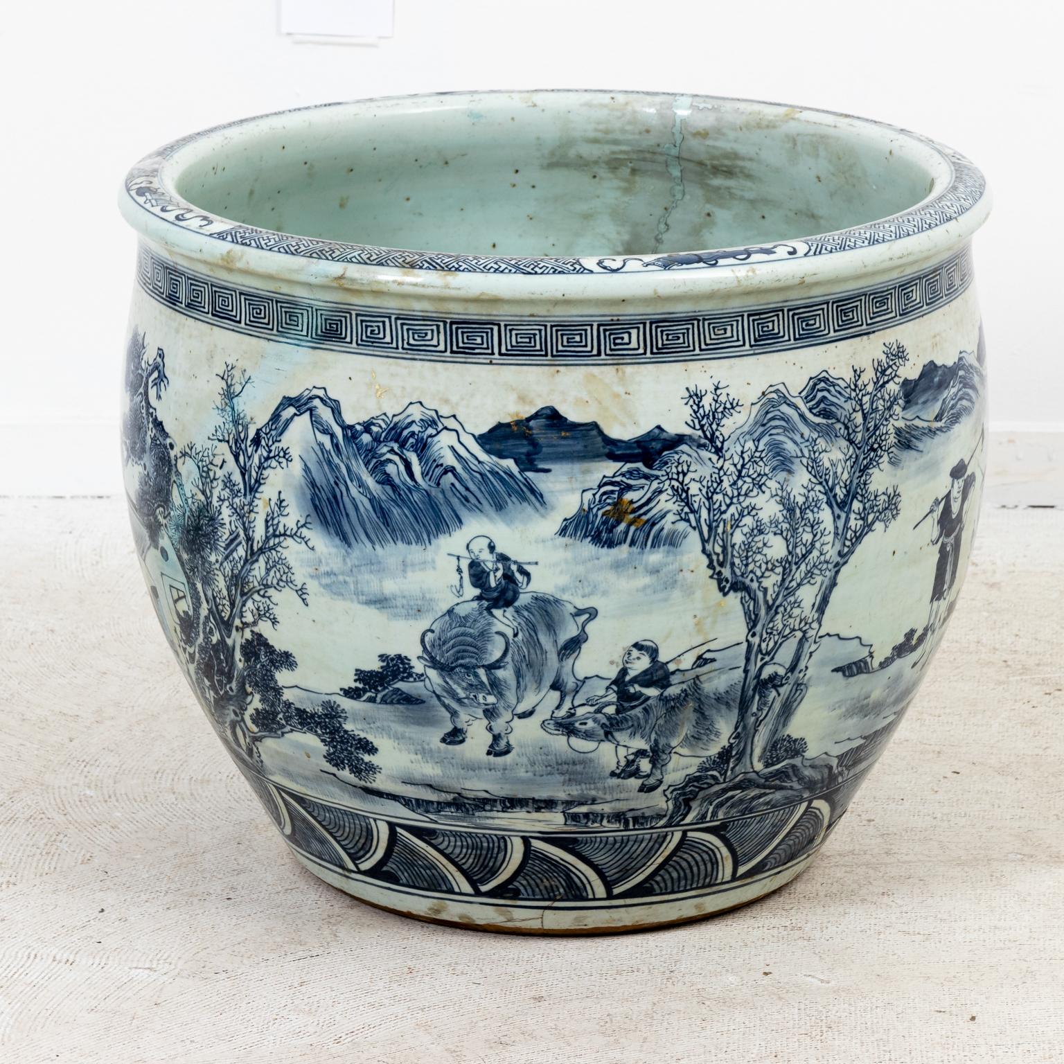 Large Antique Chinese Blue and White Cache Pot In Good Condition In Stamford, CT