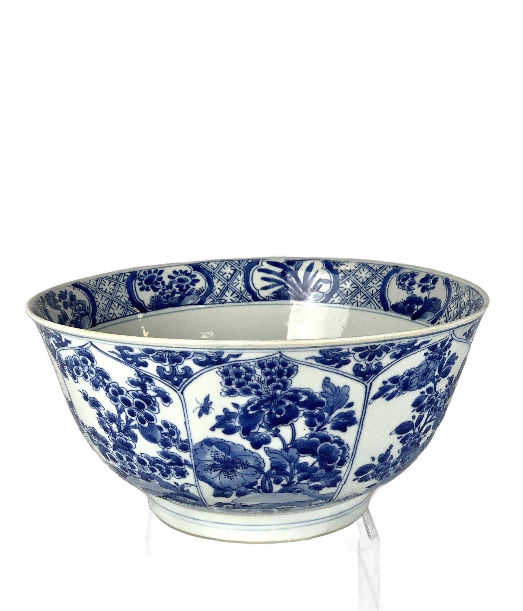 Este gran cuenco de porcelana china de exportación, fabricado hacia 1770, fue pintado a mano en un vibrante azul cobalto sobre un luminoso fondo blanco. Se fabricó en la época de Qianlong. 
El exterior está dispuesto en una exquisita composición de