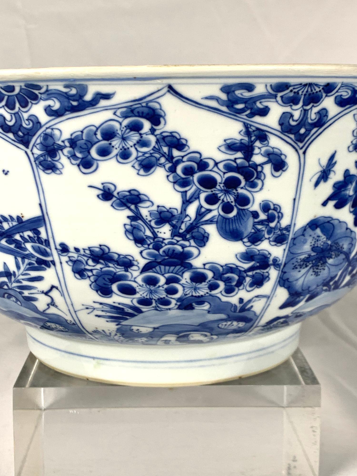 Gran Cuenco Antiguo de Porcelana China Azul y Blanco Pintado a Mano Circa 1770 en Excelente Estado en Katonah, NY