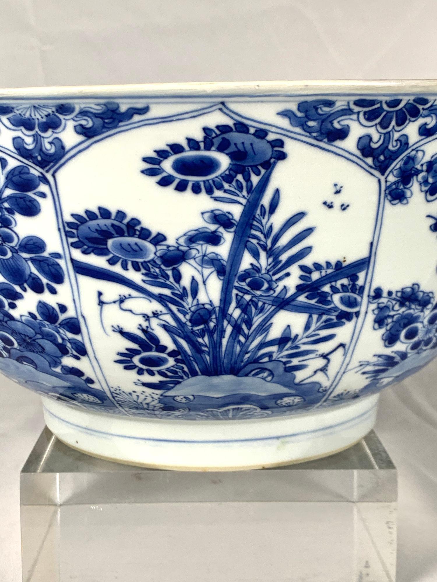 Gran Cuenco Antiguo de Porcelana China Azul y Blanco Pintado a Mano Circa 1770 siglo XVIII