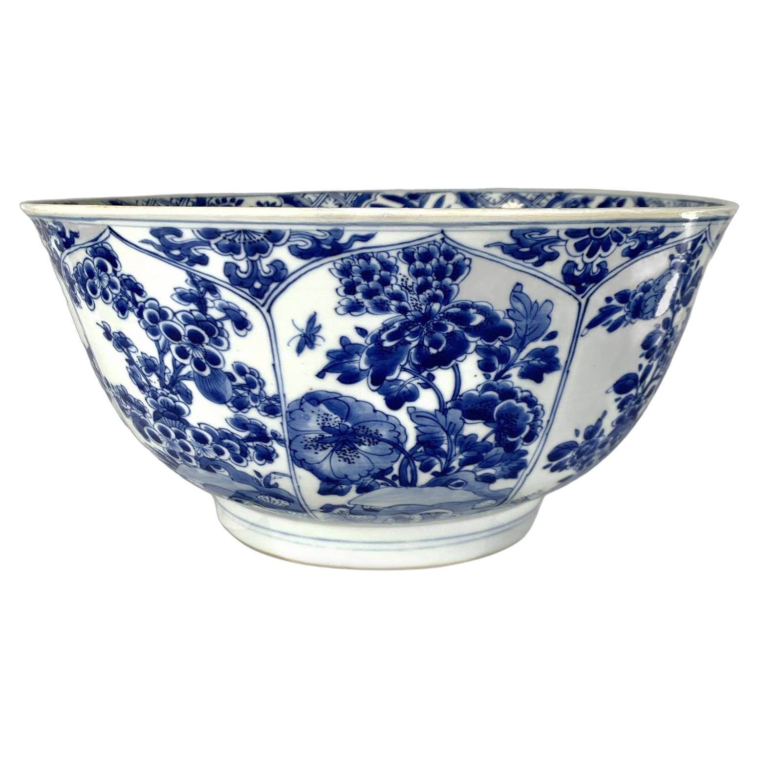 Gran Cuenco Antiguo de Porcelana China Azul y Blanco Pintado a Mano Circa 1770