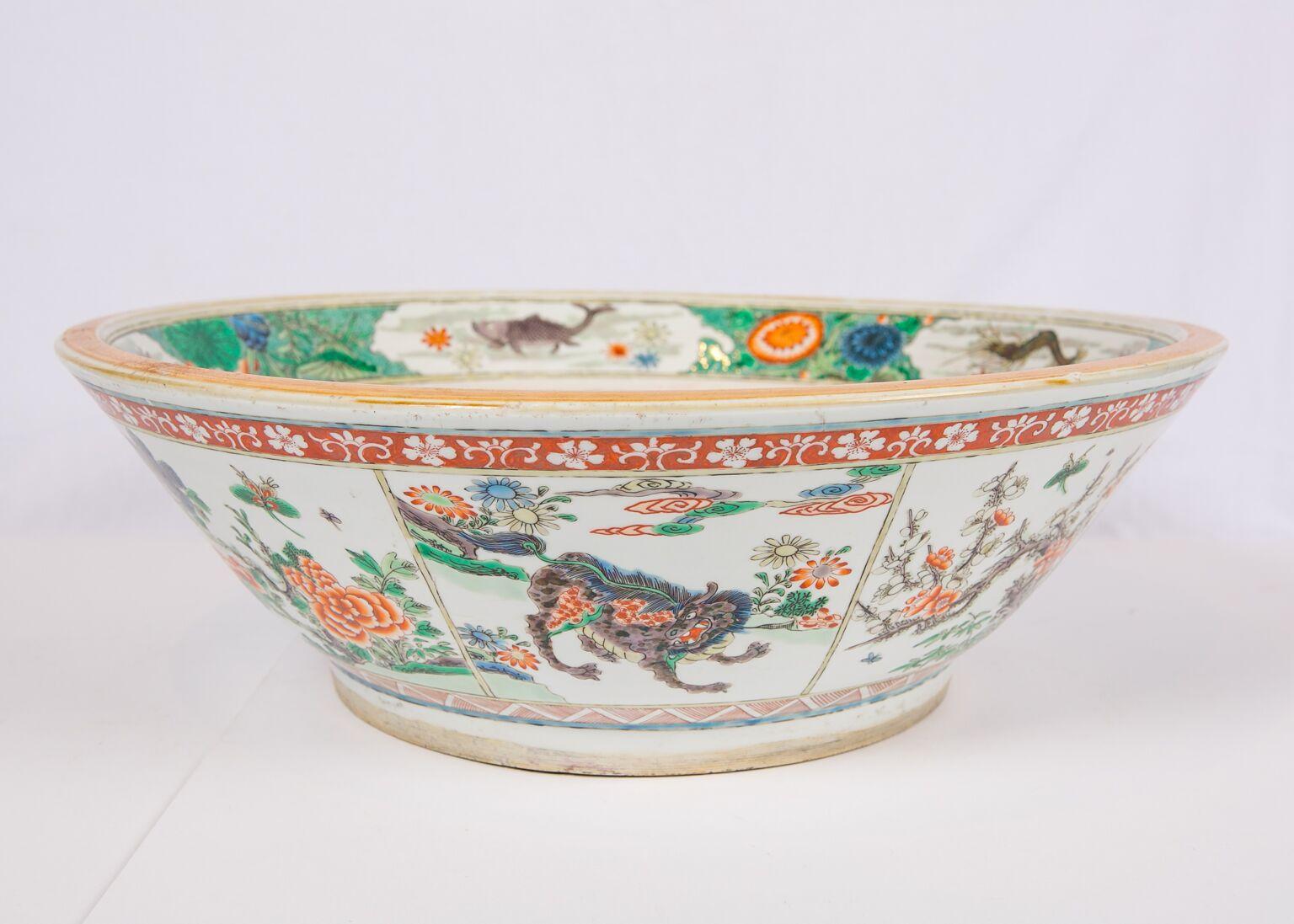 Large Antique Chinese Bowl Decorated in Famille Verte Enamels, Circa 1900 1