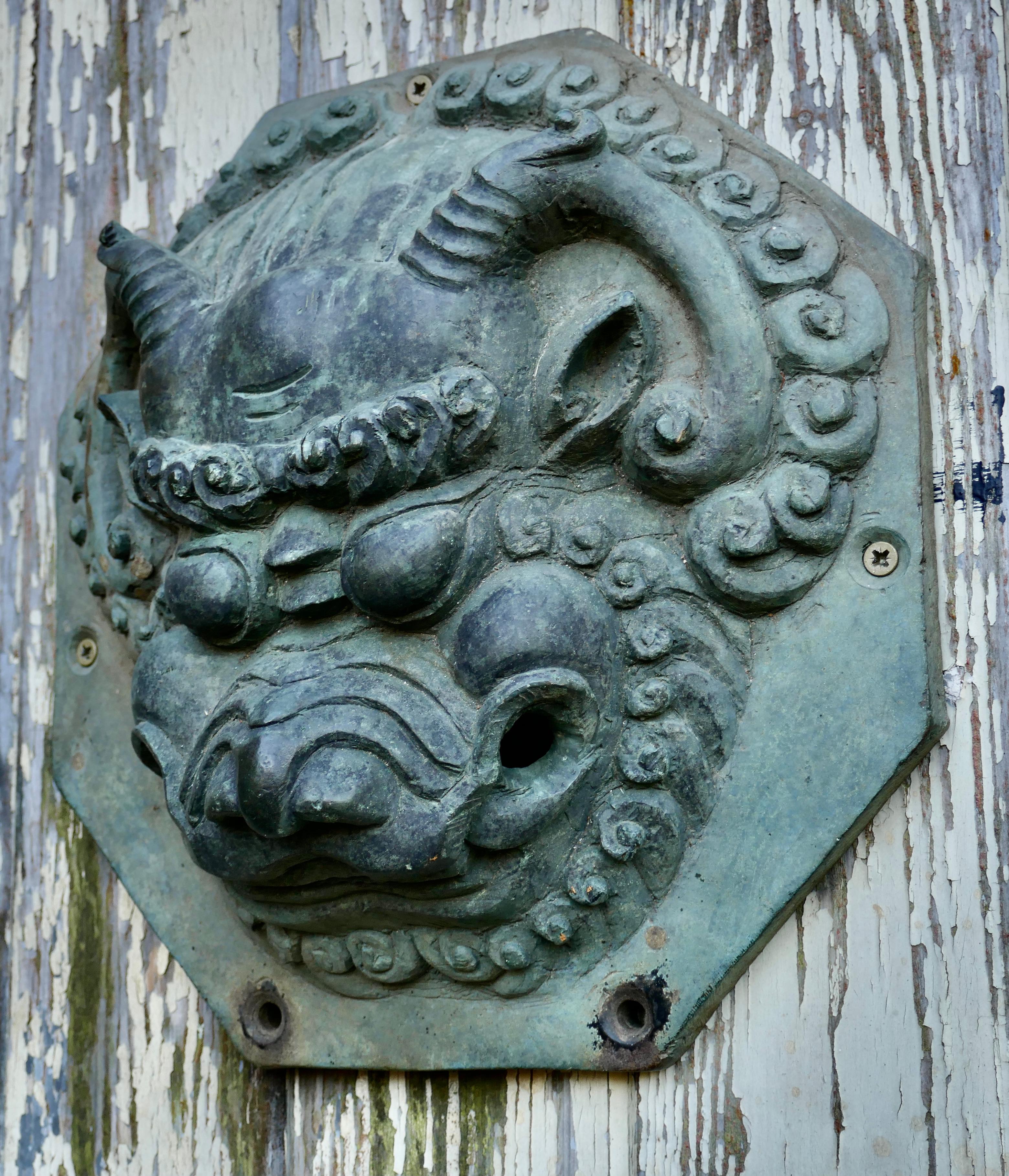 Grandes assiettes de porte chinoises anciennes en bronze Foo Dog Foo Lion     en vente 6